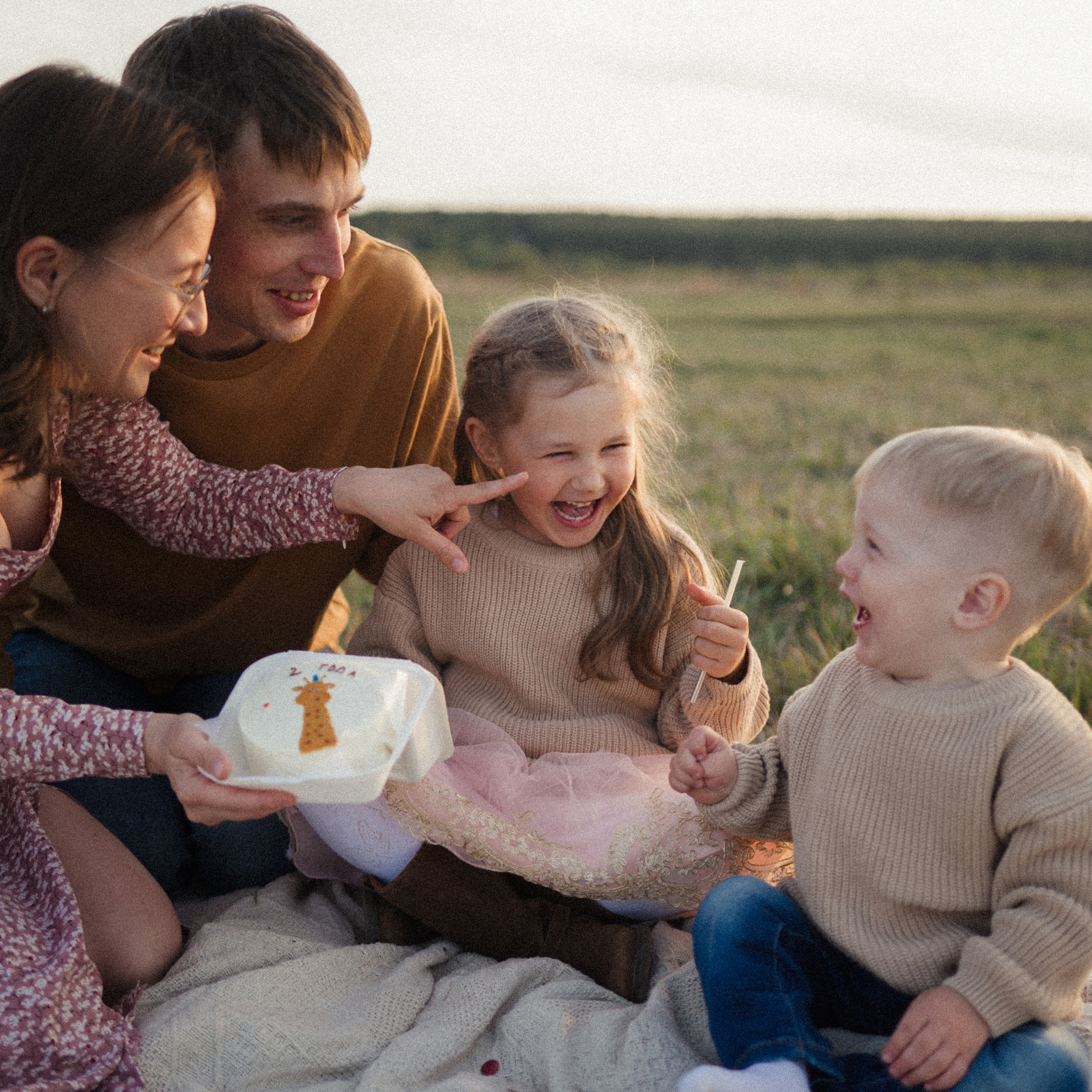Семейная фотосессия на поле