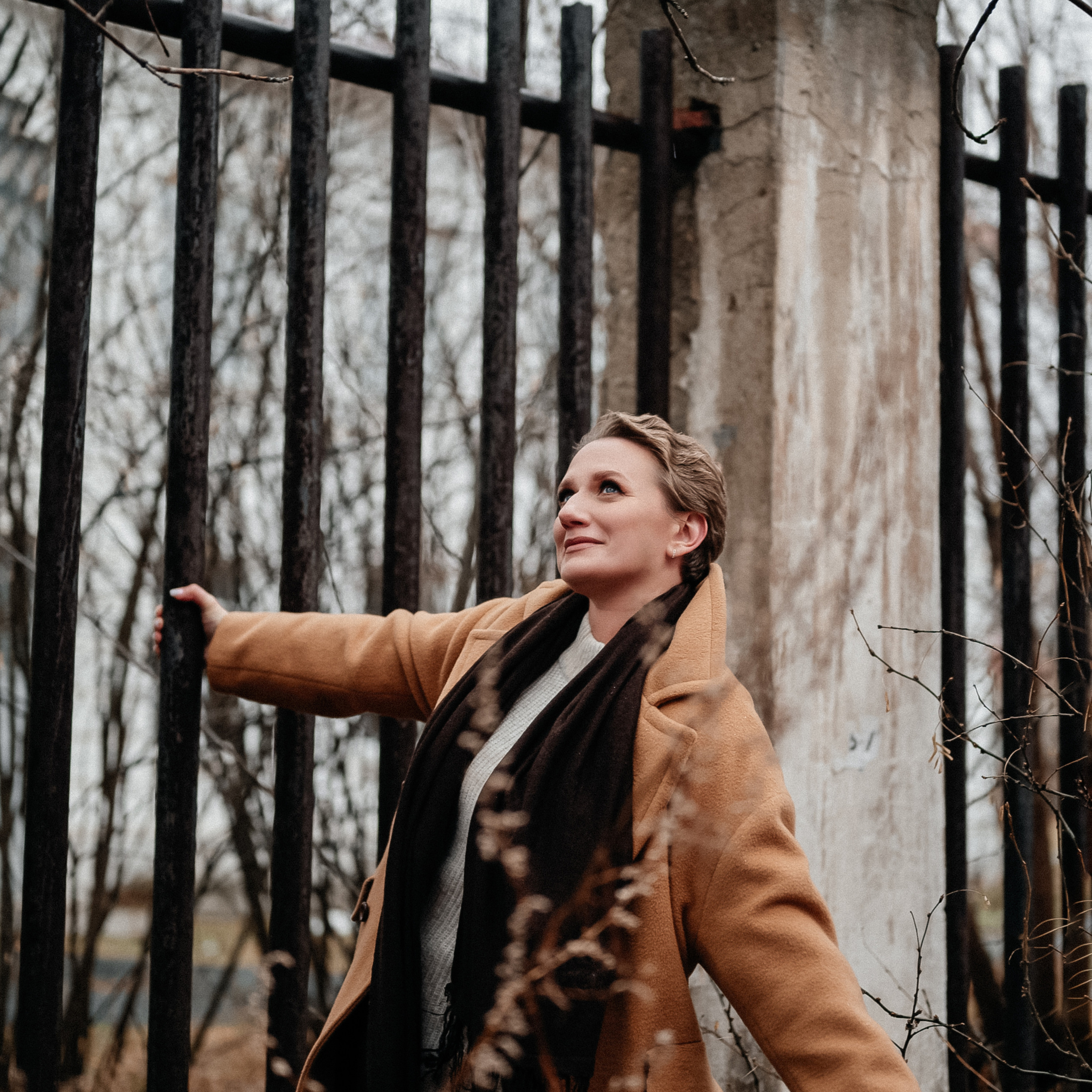 Портретная фотоссесия на улице после дождя