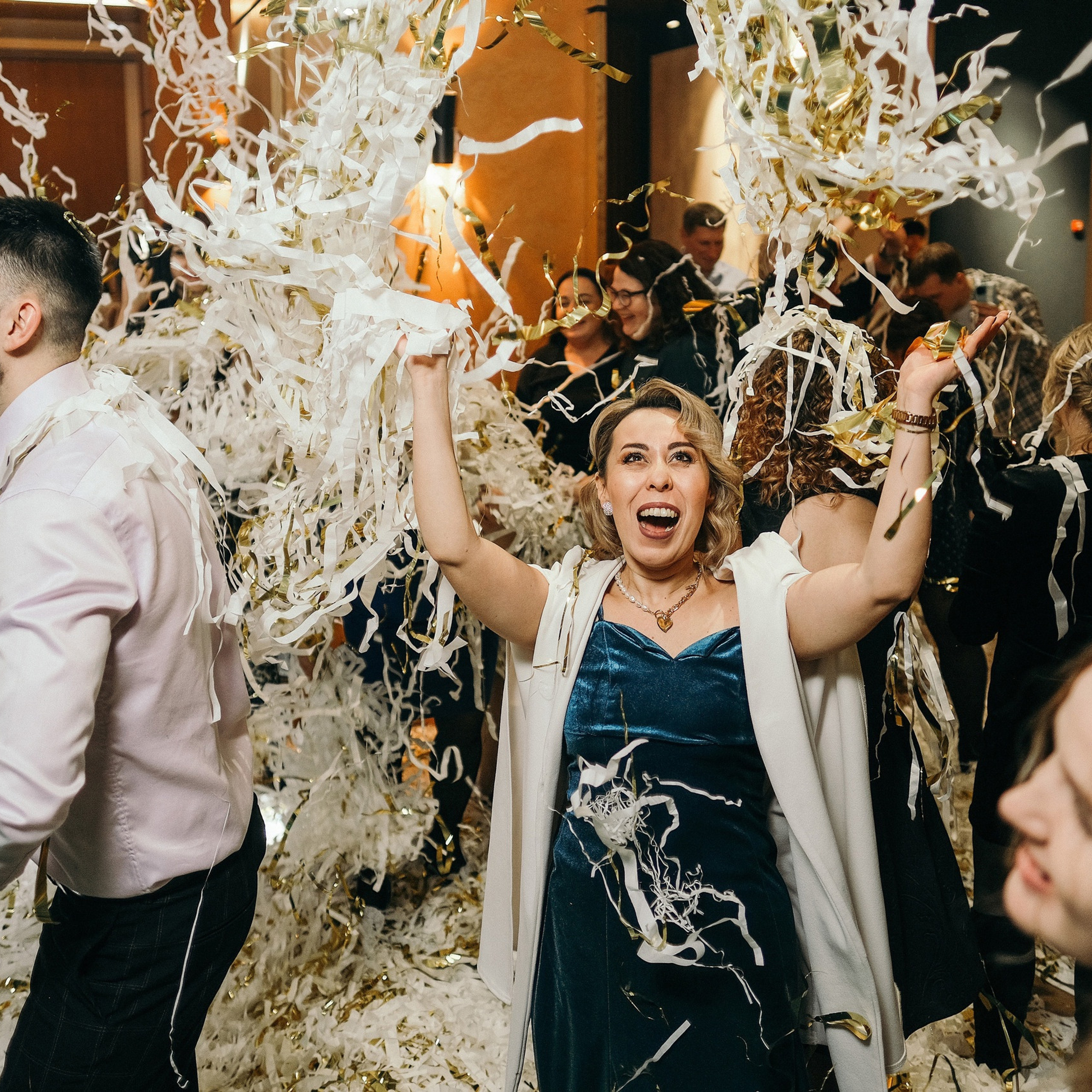 Бумажное шоу на корпоративе. Яркий корпоратив, сотрудники отмечают Новый год