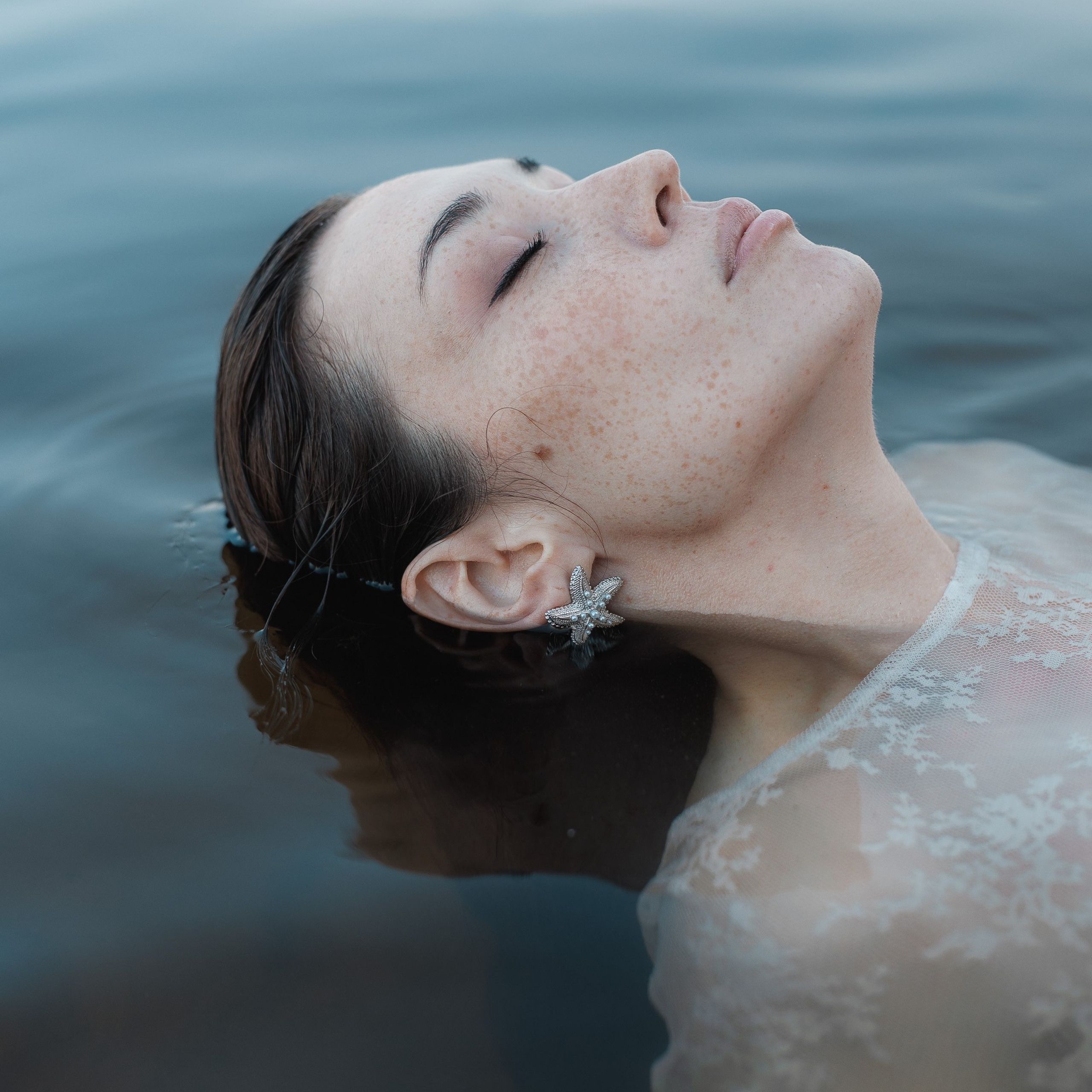 Съемка на рассвете у реки — Динара