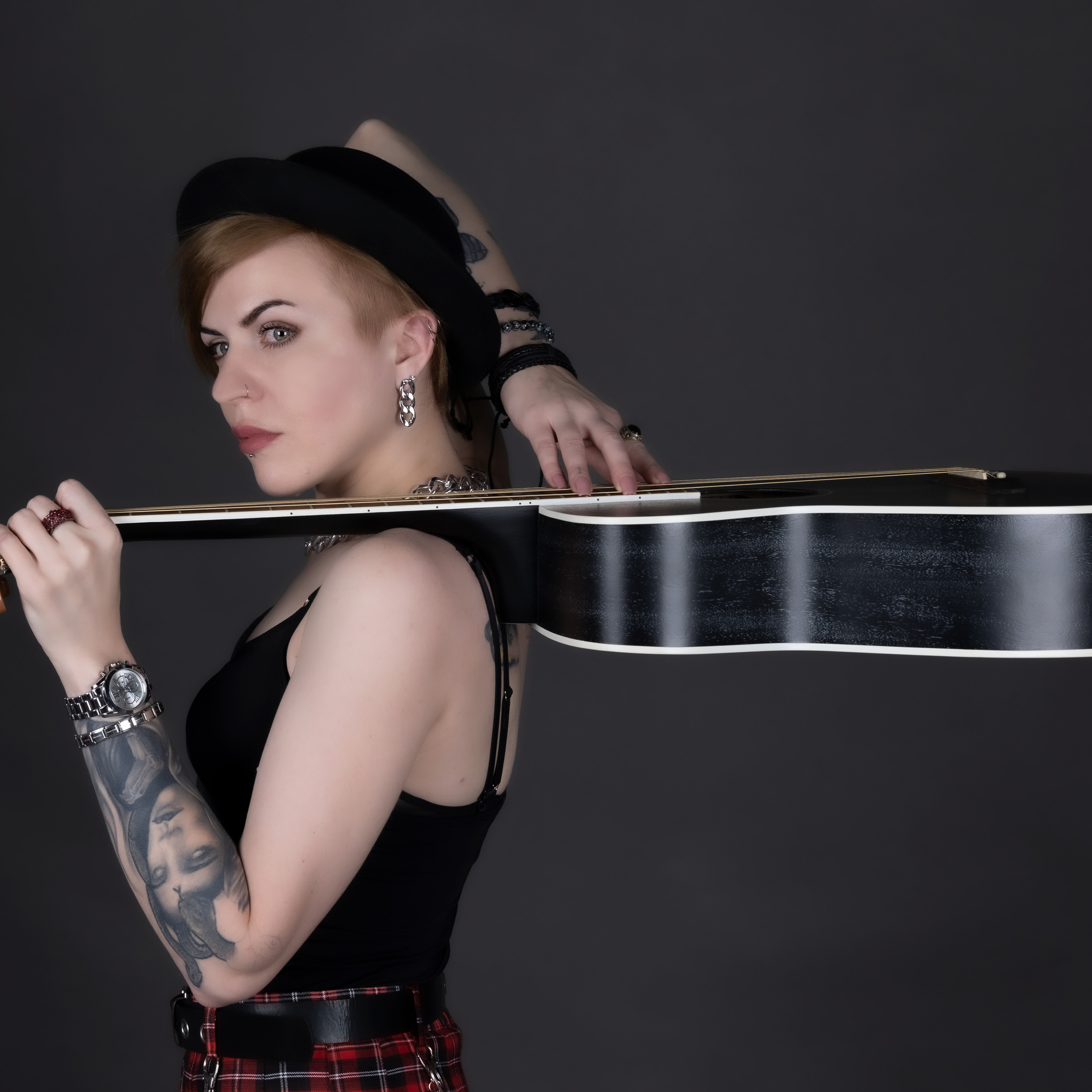 ФТК-Студия. Девушка с гитарой.