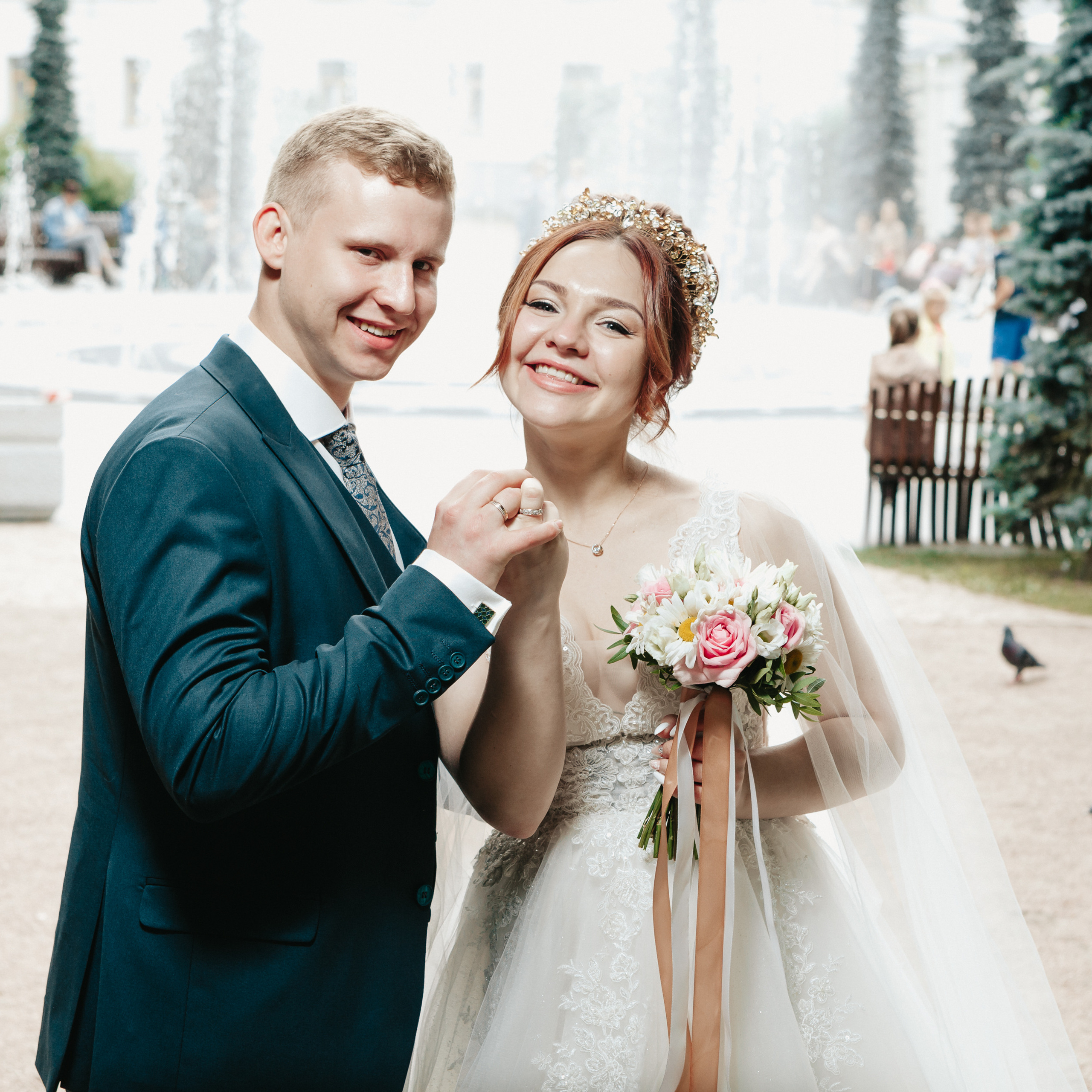 Фотосессия молодоженов. Жених и невеста в парке. 