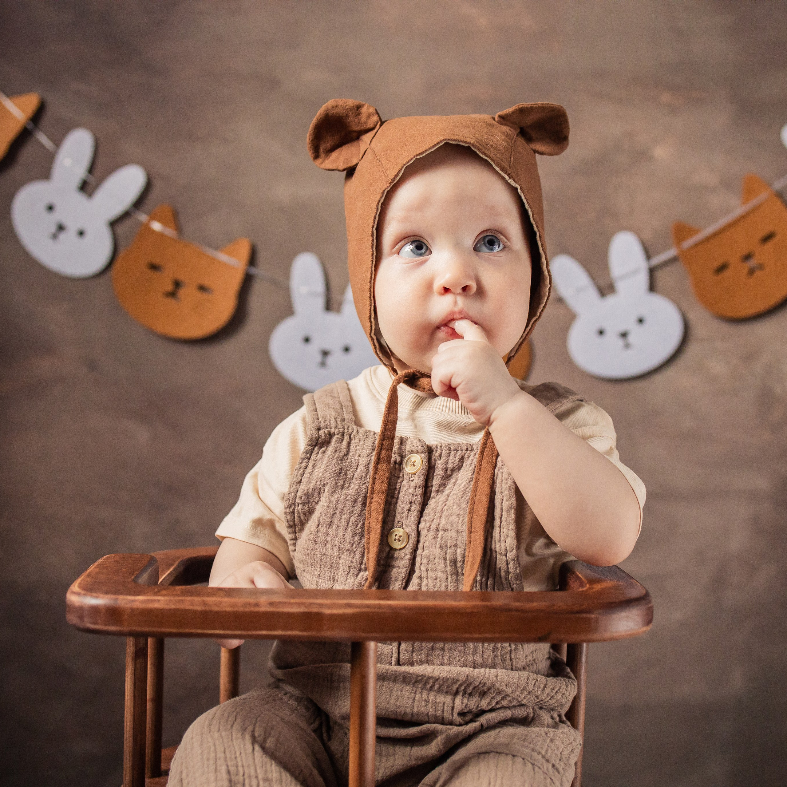 мишка в стульчике