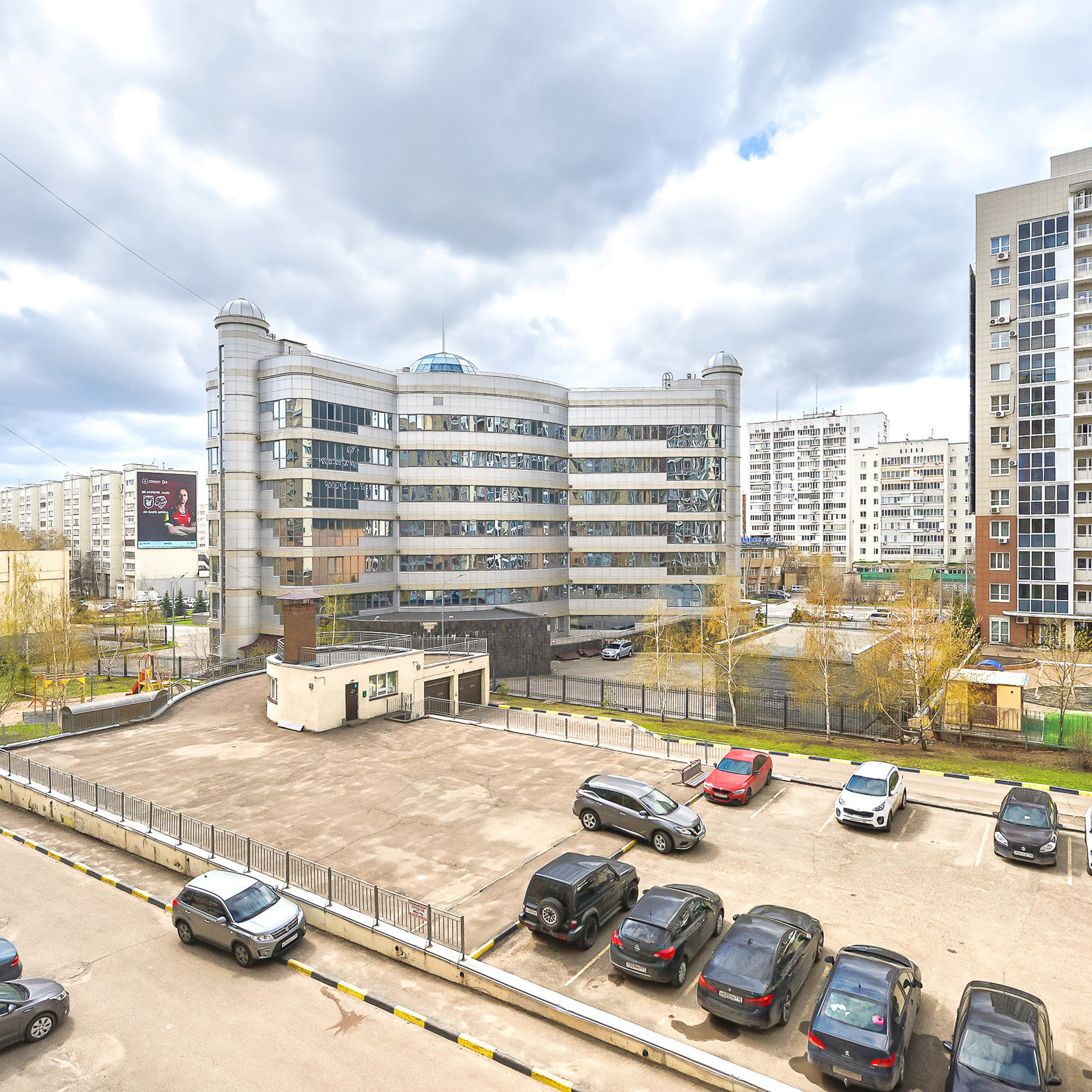 Типовая агентская съемка квартиры на продажу с фото прилегающей территории