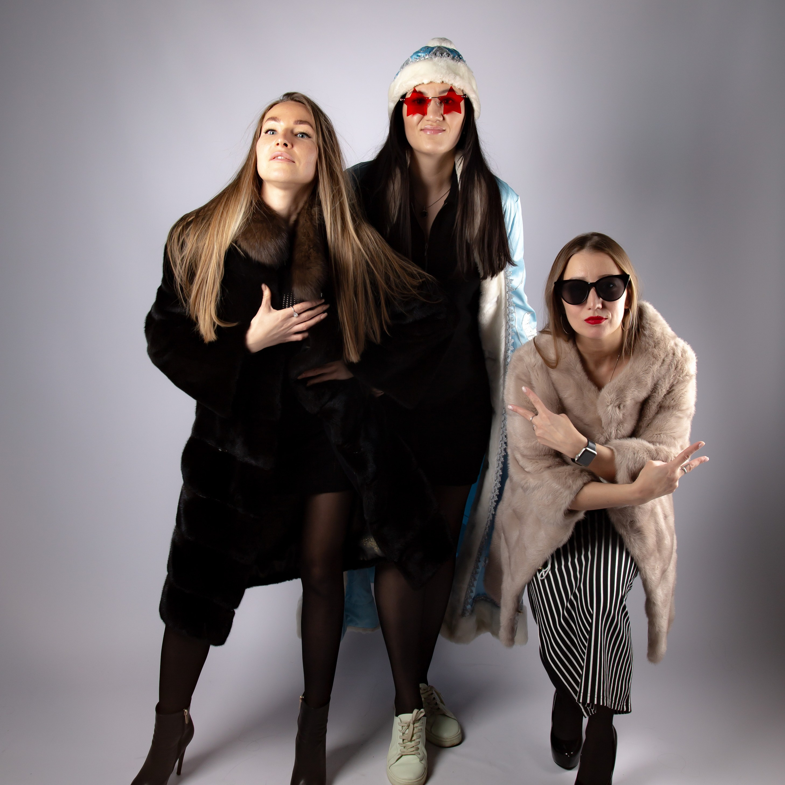 Фотосессия без фотографа в фотостудии автопортрета Double-you в ТРЦ Агора, Сургут. Управляйте моментом с пультом, смотрясь в зеркало