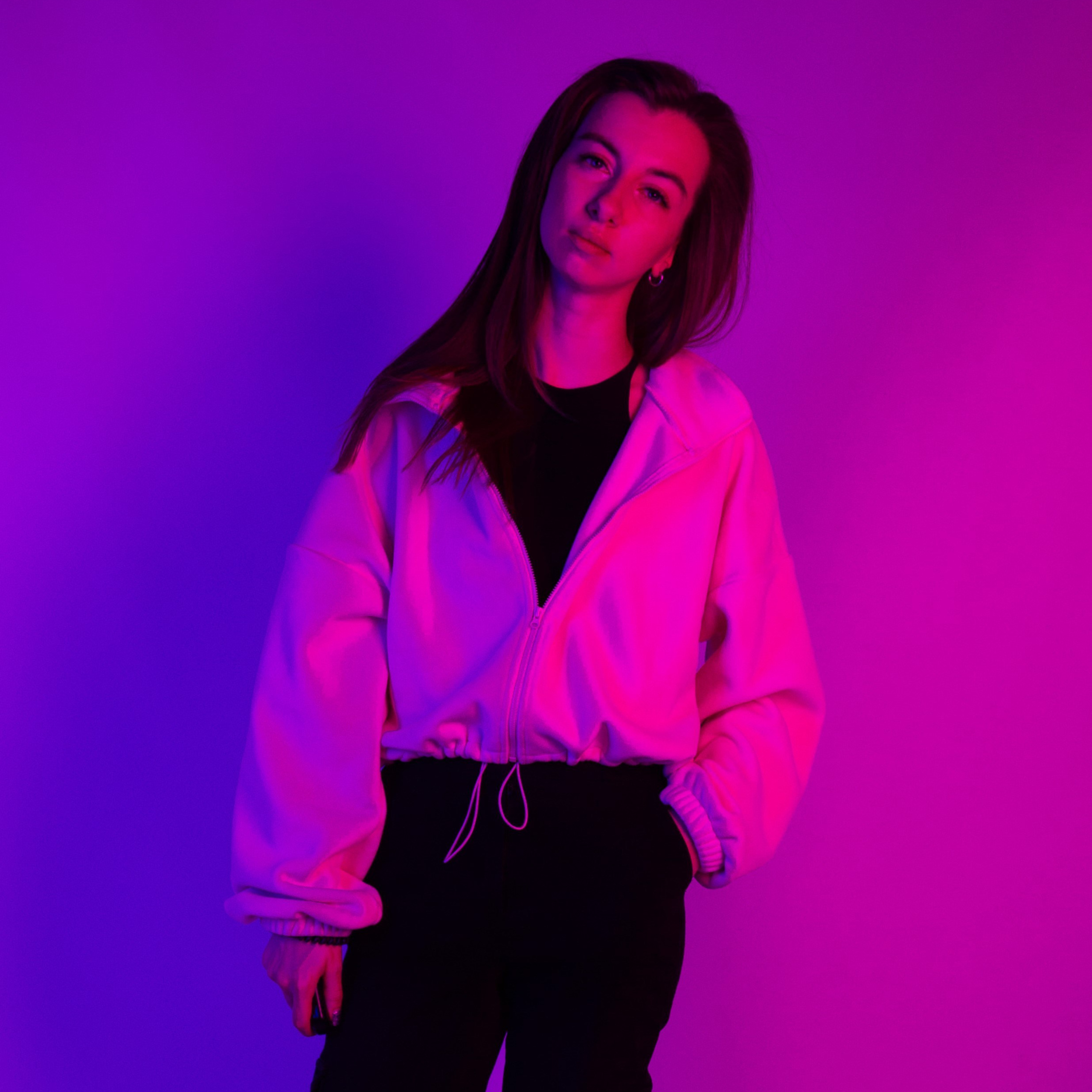 Фотосессия без фотографа в фотостудии автопортрета Double-you в ТРЦ Агора, Сургут. Управляйте моментом с пультом, смотрясь в зеркало