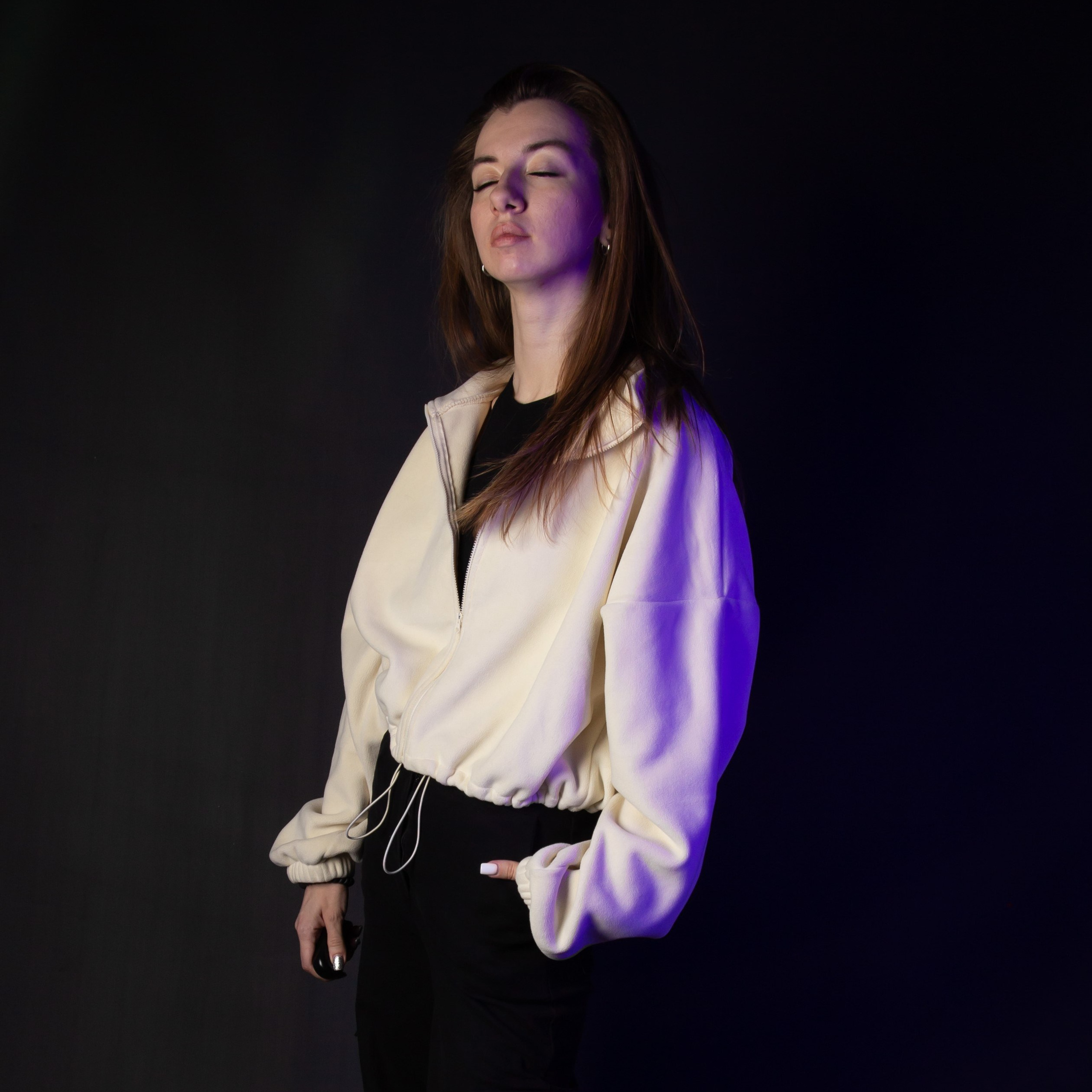 Фотосессия без фотографа в фотостудии автопортрета Double-you в ТРЦ Агора, Сургут. Управляйте моментом с пультом, смотрясь в зеркало