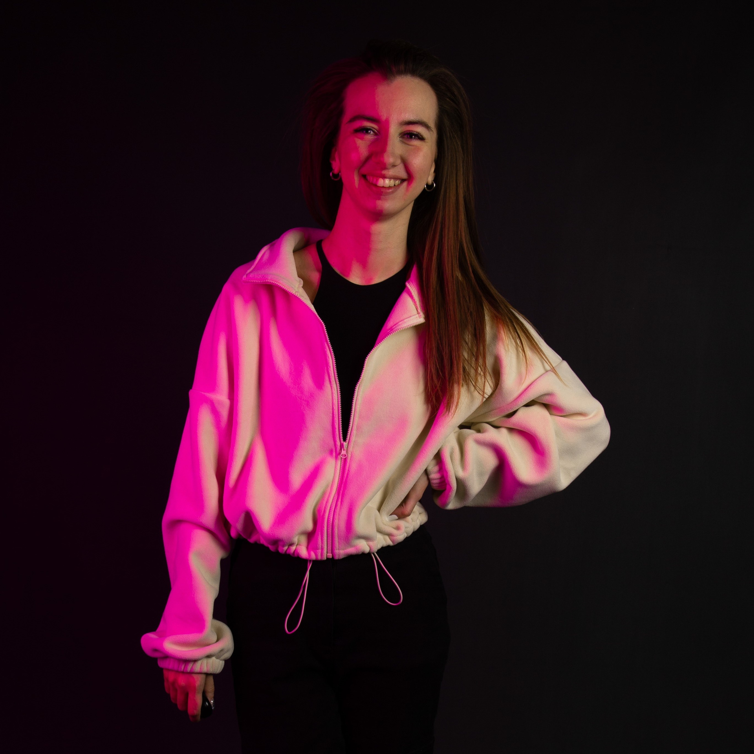 Фотосессия без фотографа в фотостудии автопортрета Double-you в ТРЦ Агора, Сургут. Управляйте моментом с пультом, смотрясь в зеркало