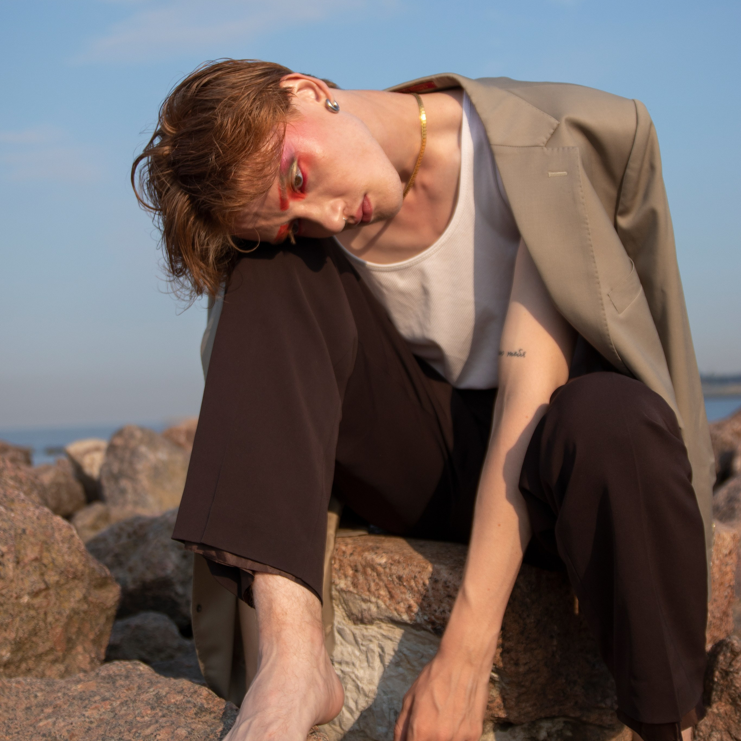 Artem Brezhnev. DEVOCHKA IZ 90S