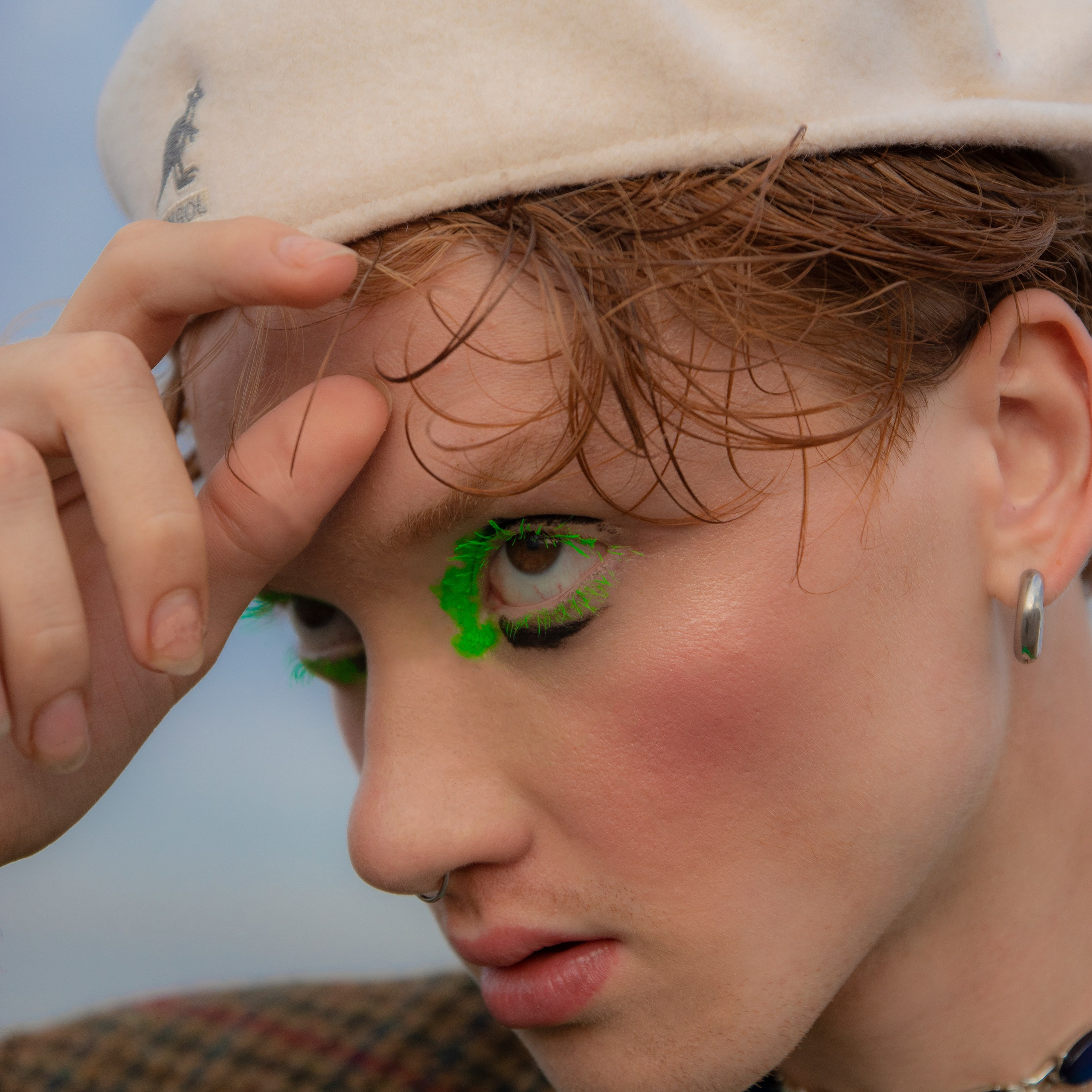 Artem Brezhnev. DEVOCHKA IZ 90S