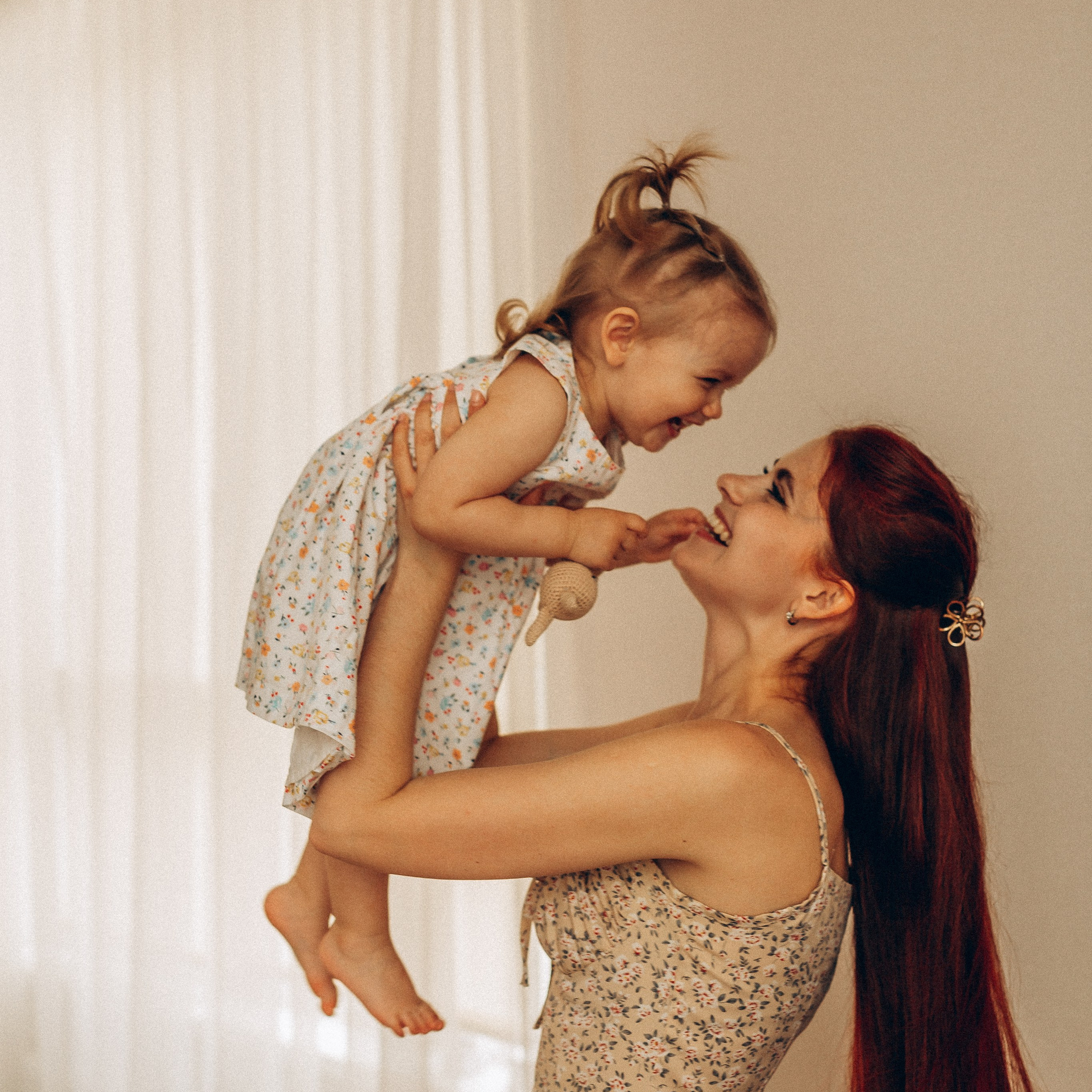 Мама и дочь: домашняя съёмка