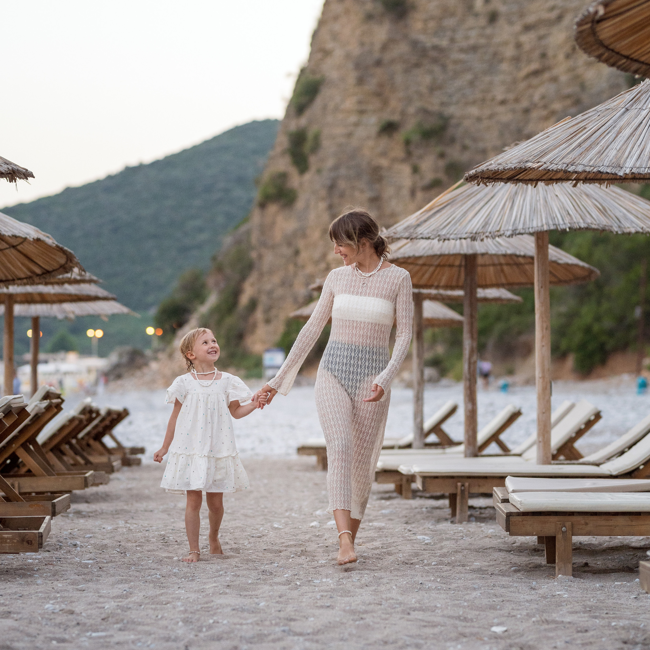 Mother and daughter photoshoot on&nbsp;the beach in&nbsp;Budva, Montenegro