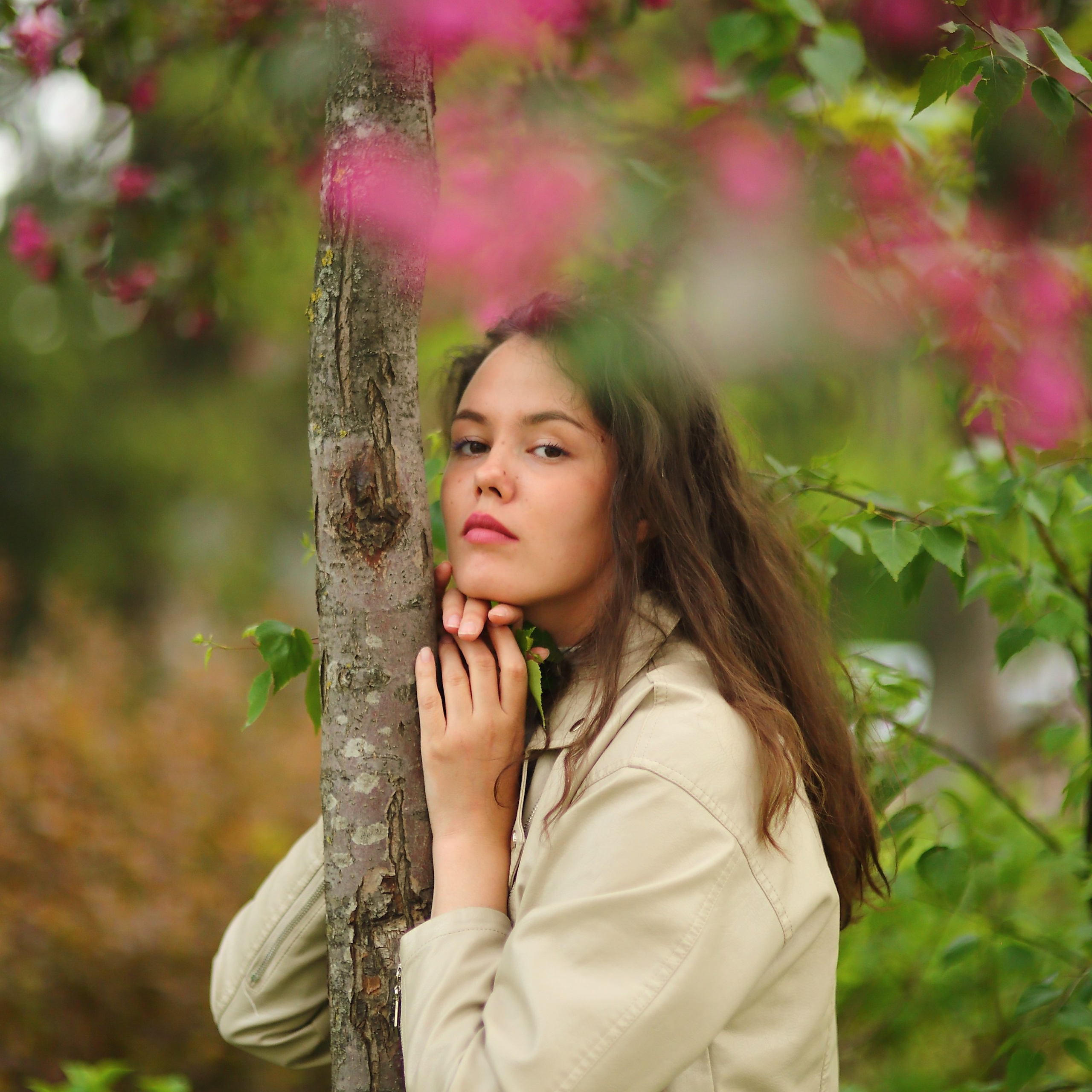 Девушка в цветах вишни