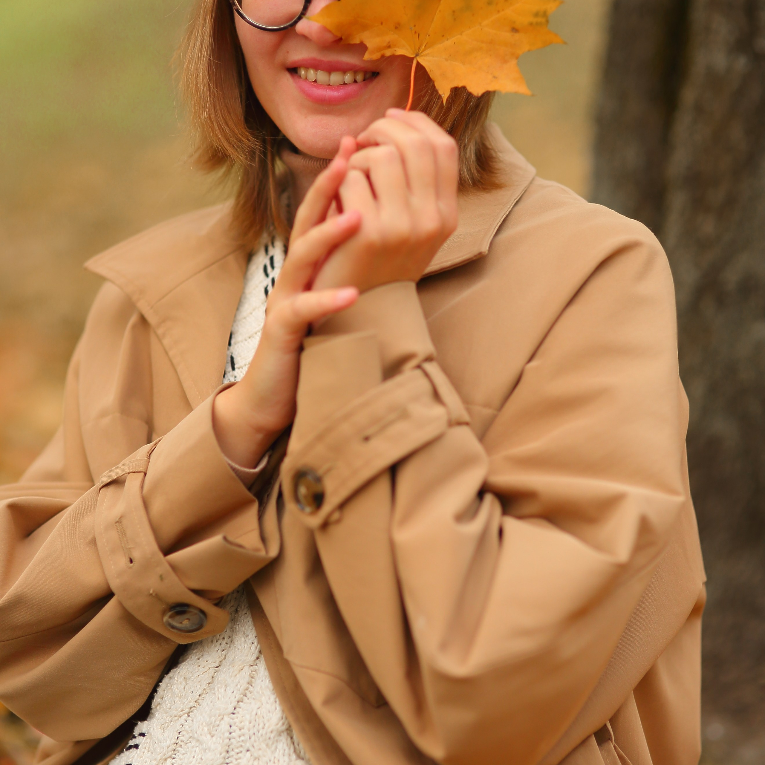 Радостная осенняя фотосессия девушки