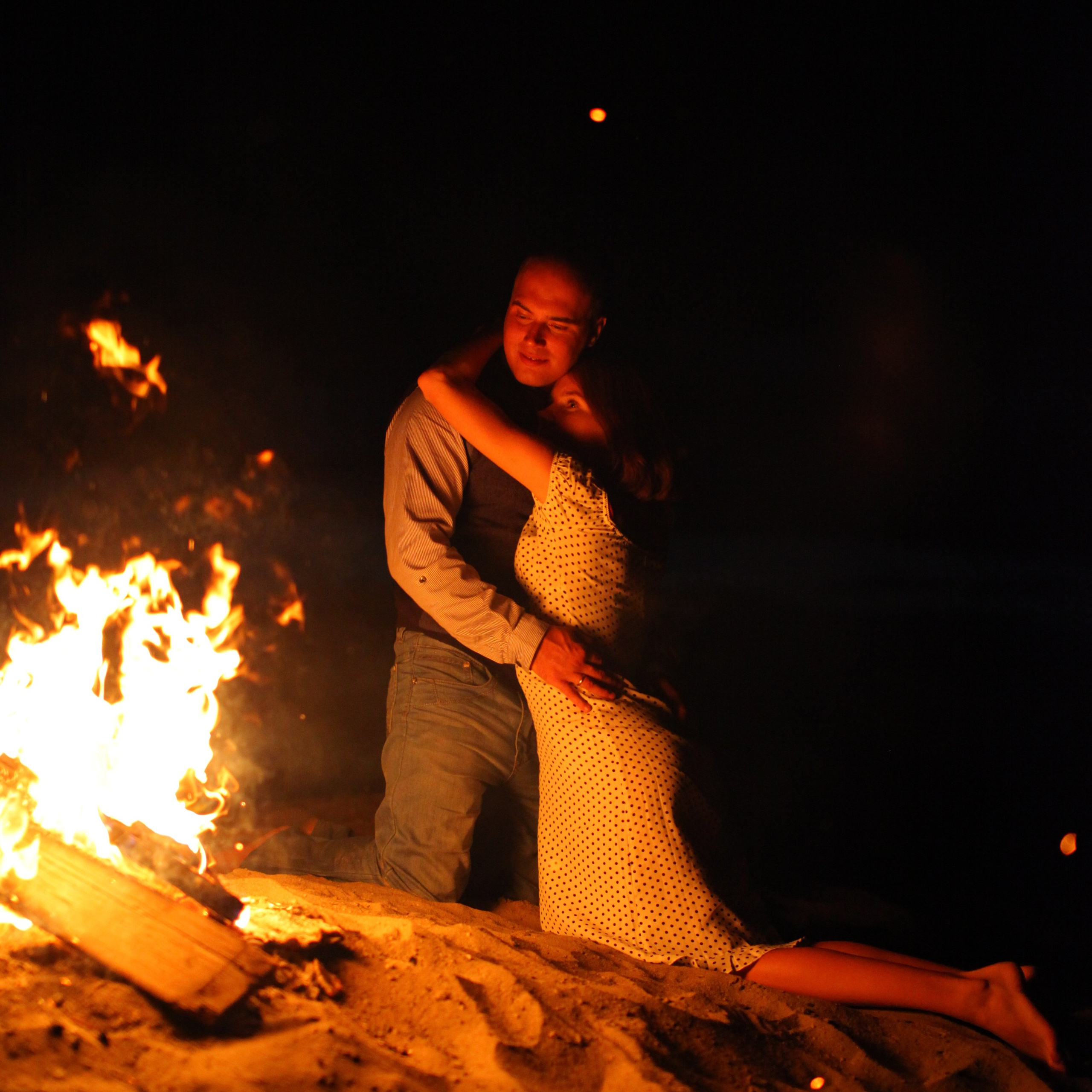 Фотосессия влюбленных у костра