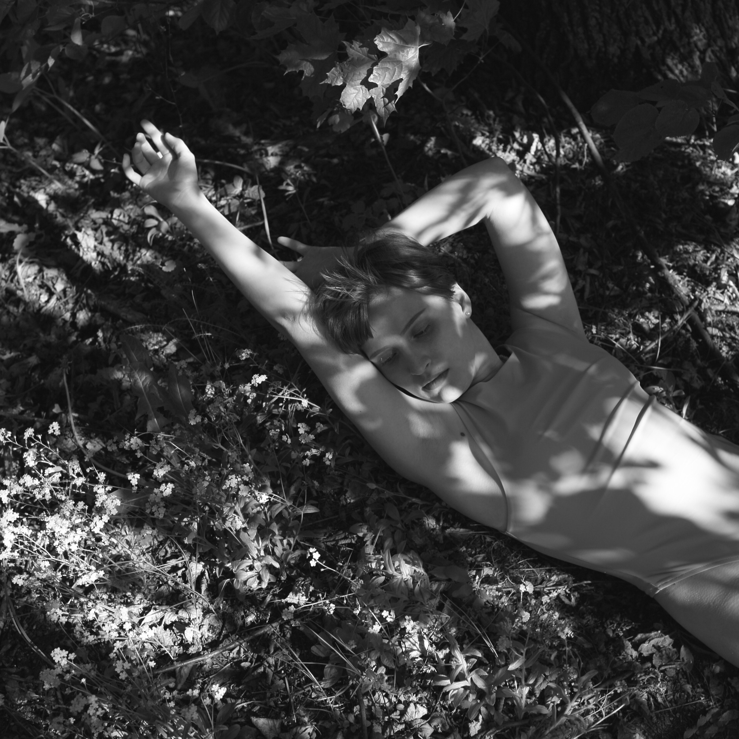 Девушка с незабудками весной