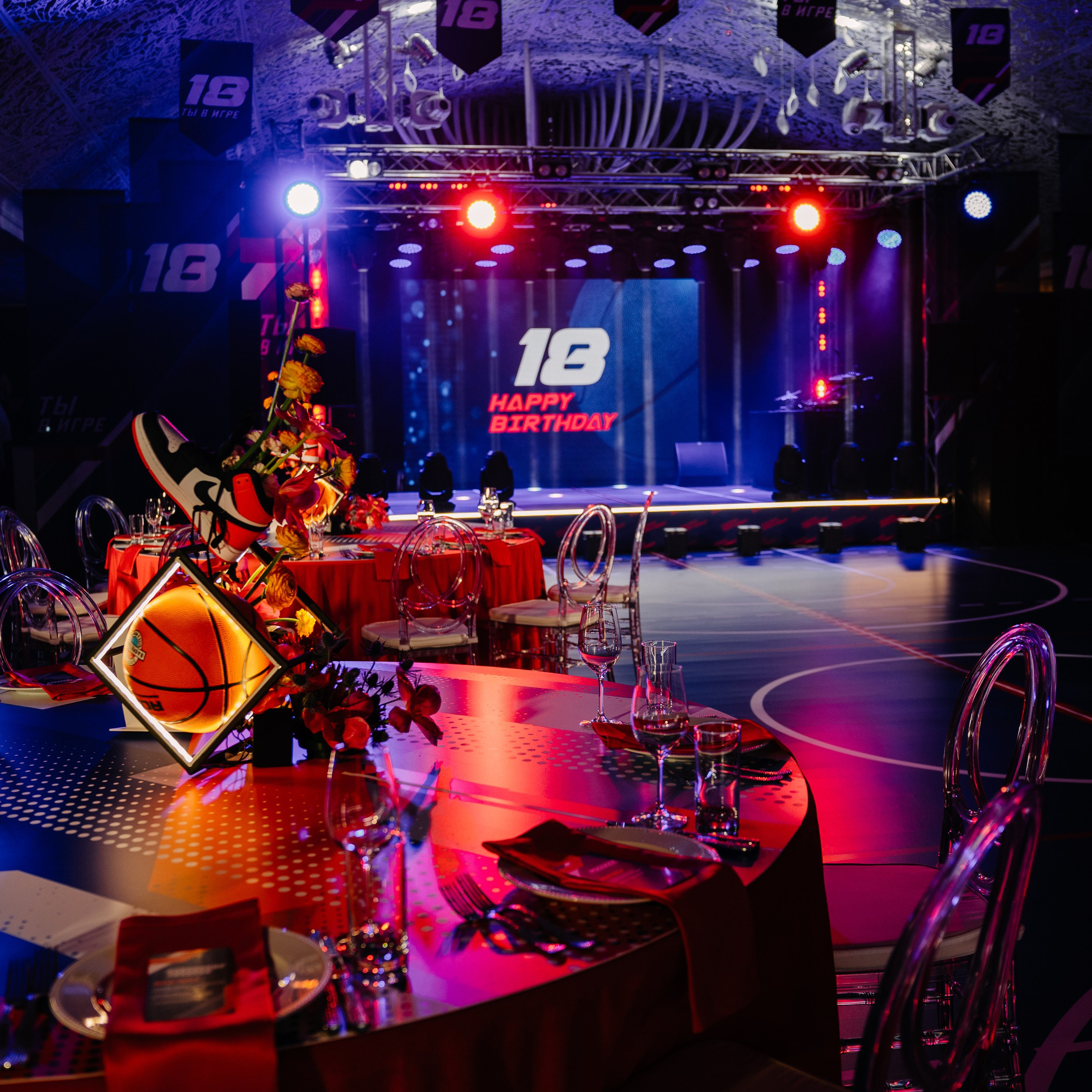 Роману 18 лет