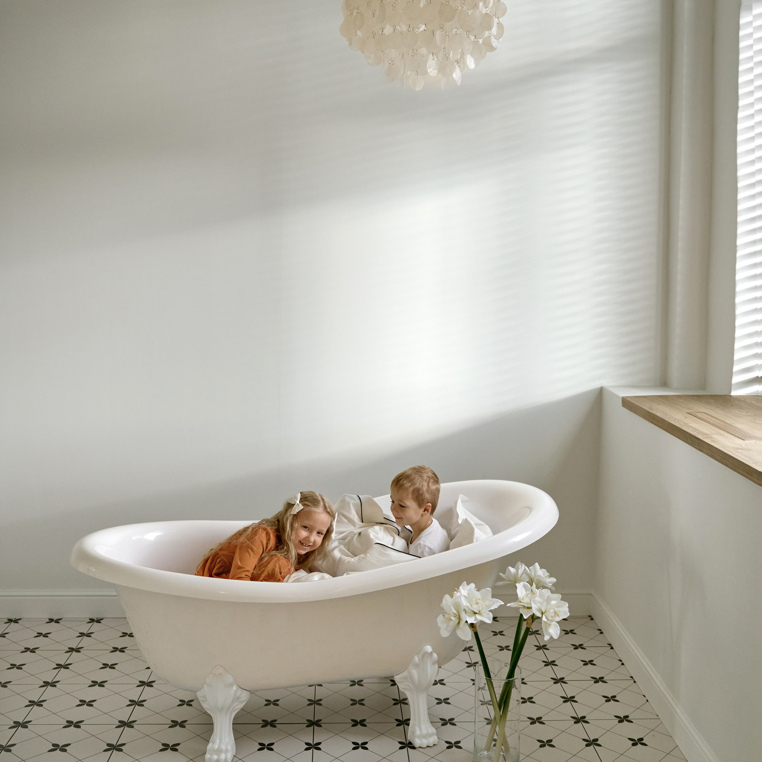 Креативная семейная фотосессия: дети в ванне с подушками. Необычная идея для съемки в ванной комнате, фото от Ника Бисова