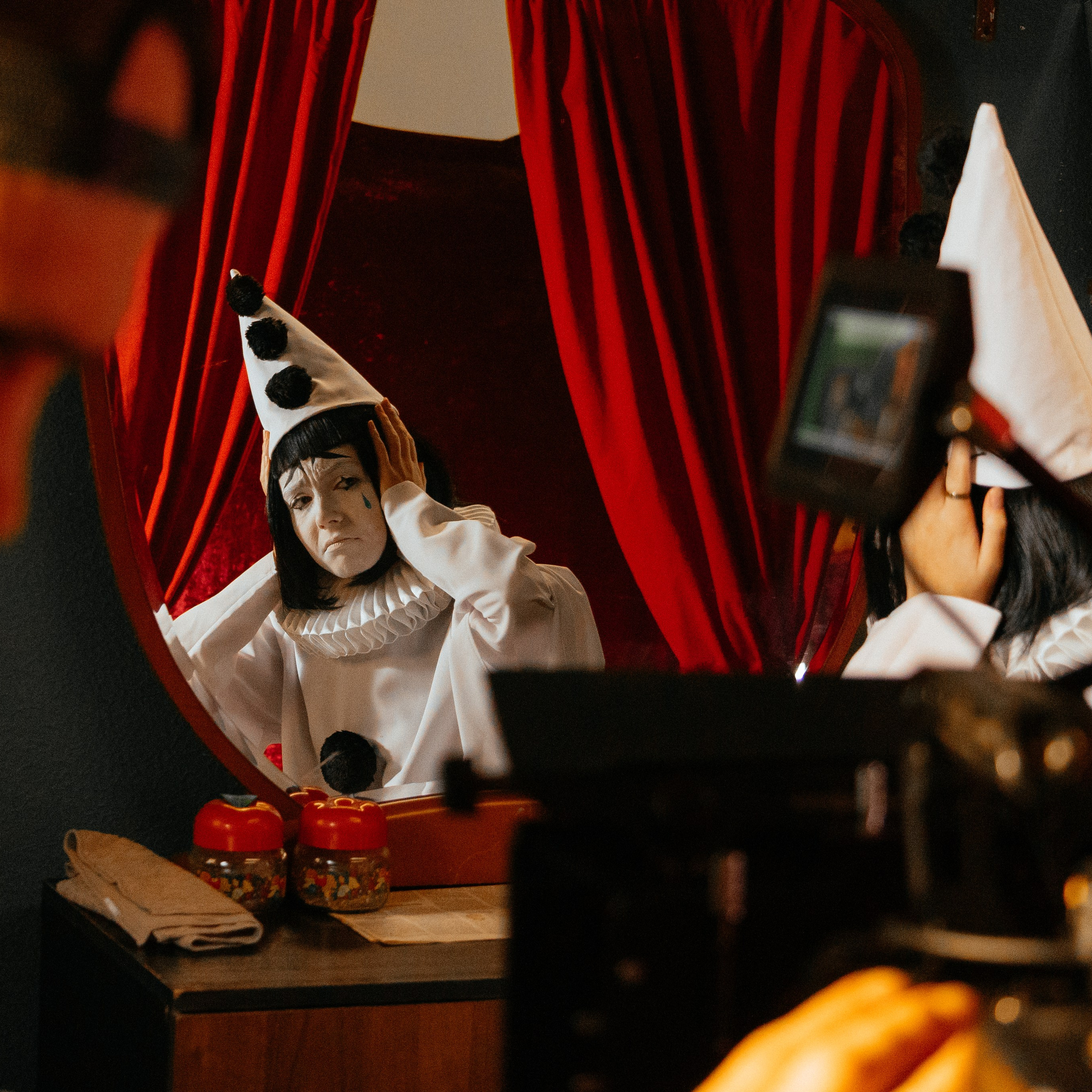 Дают — бери, бьют — беги