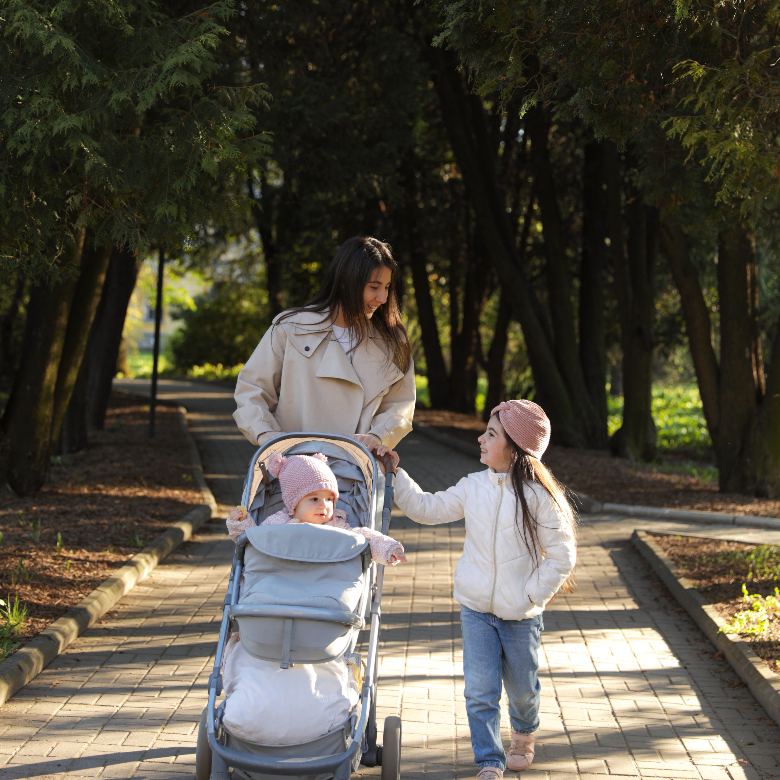 мама с дочками на прогулке