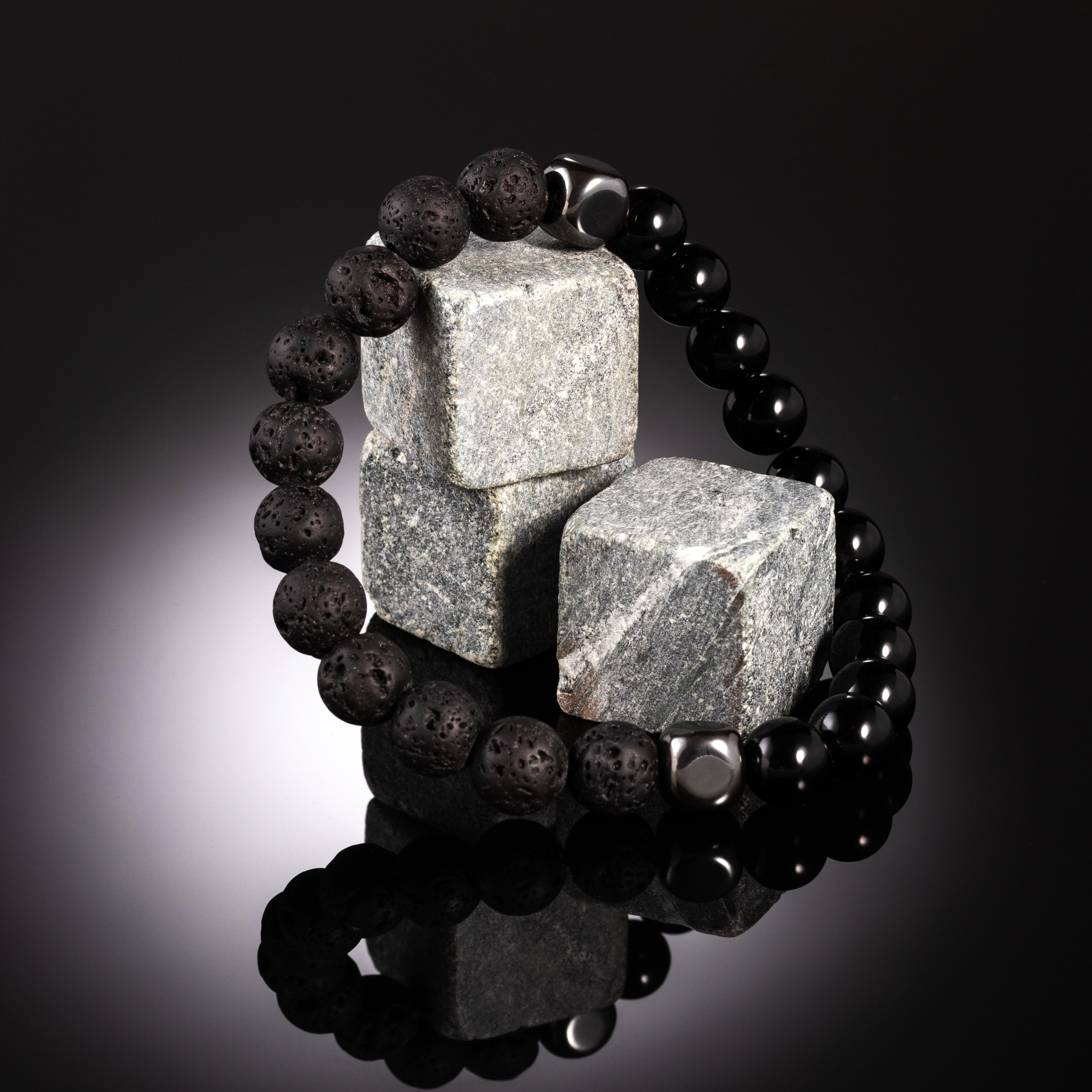 Предметная съёмка браслетов на тёмном фоне для ВБ