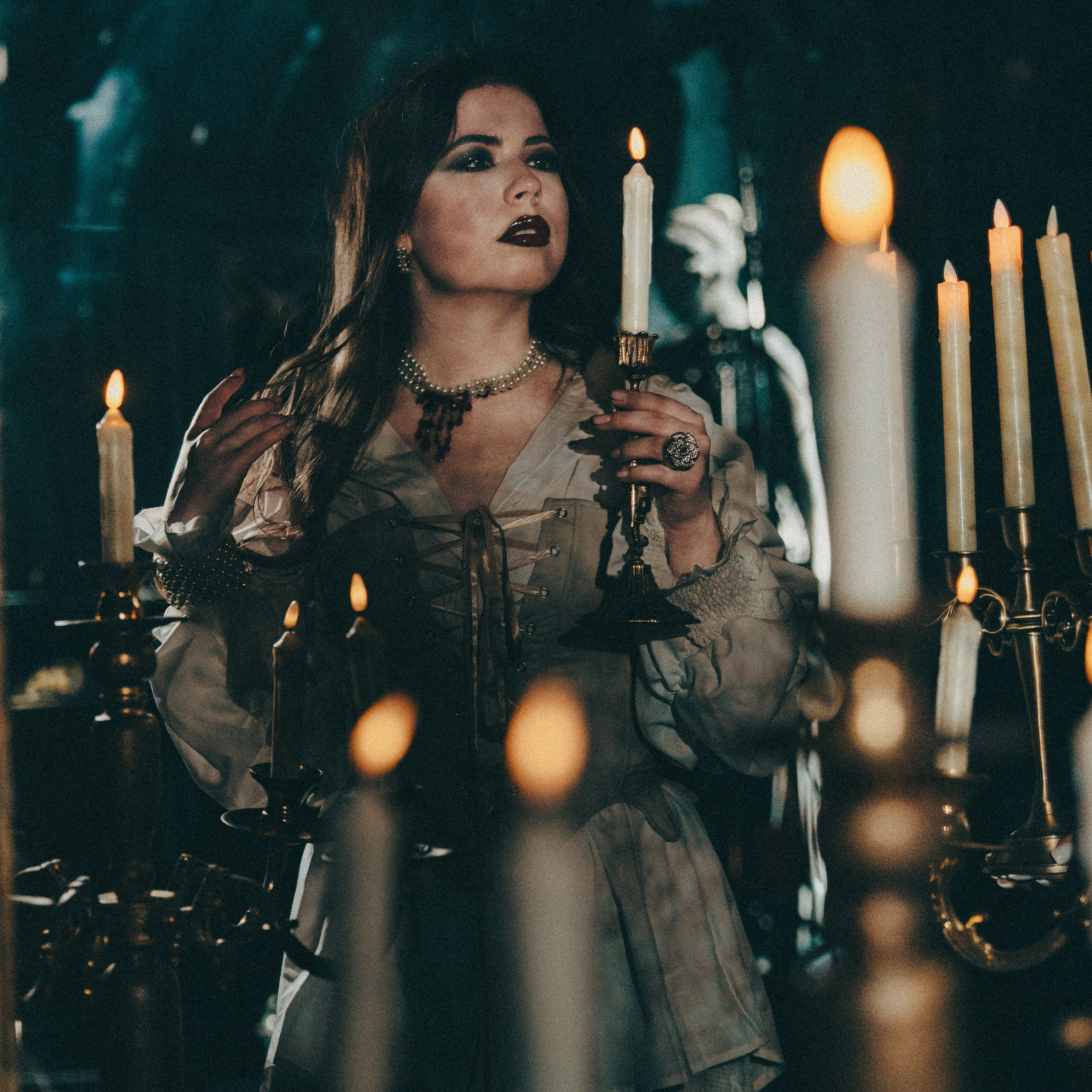 Мария в образе невесты с укусом