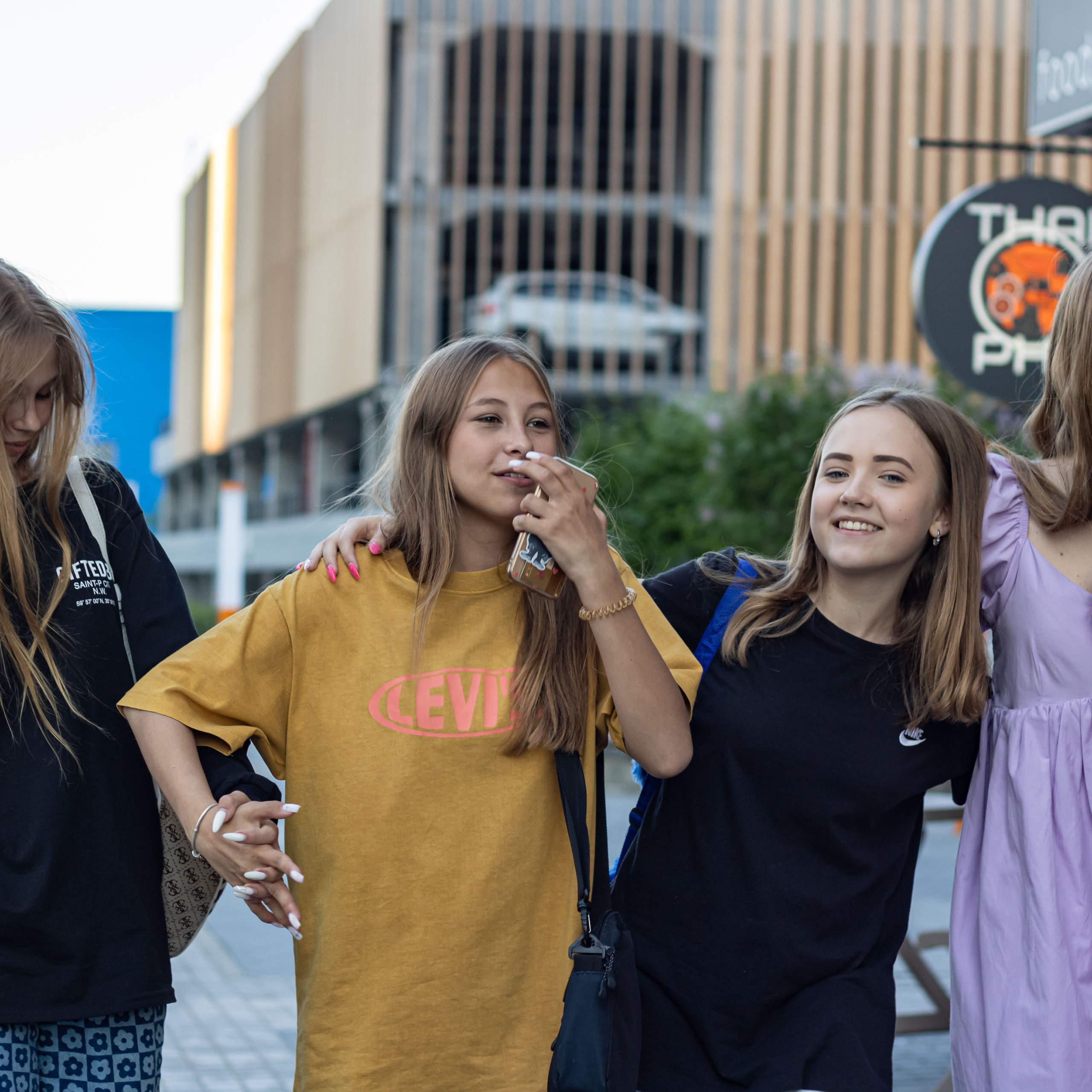 Прогулка подружек. Фотограф в Тюмени Вера Ильинова