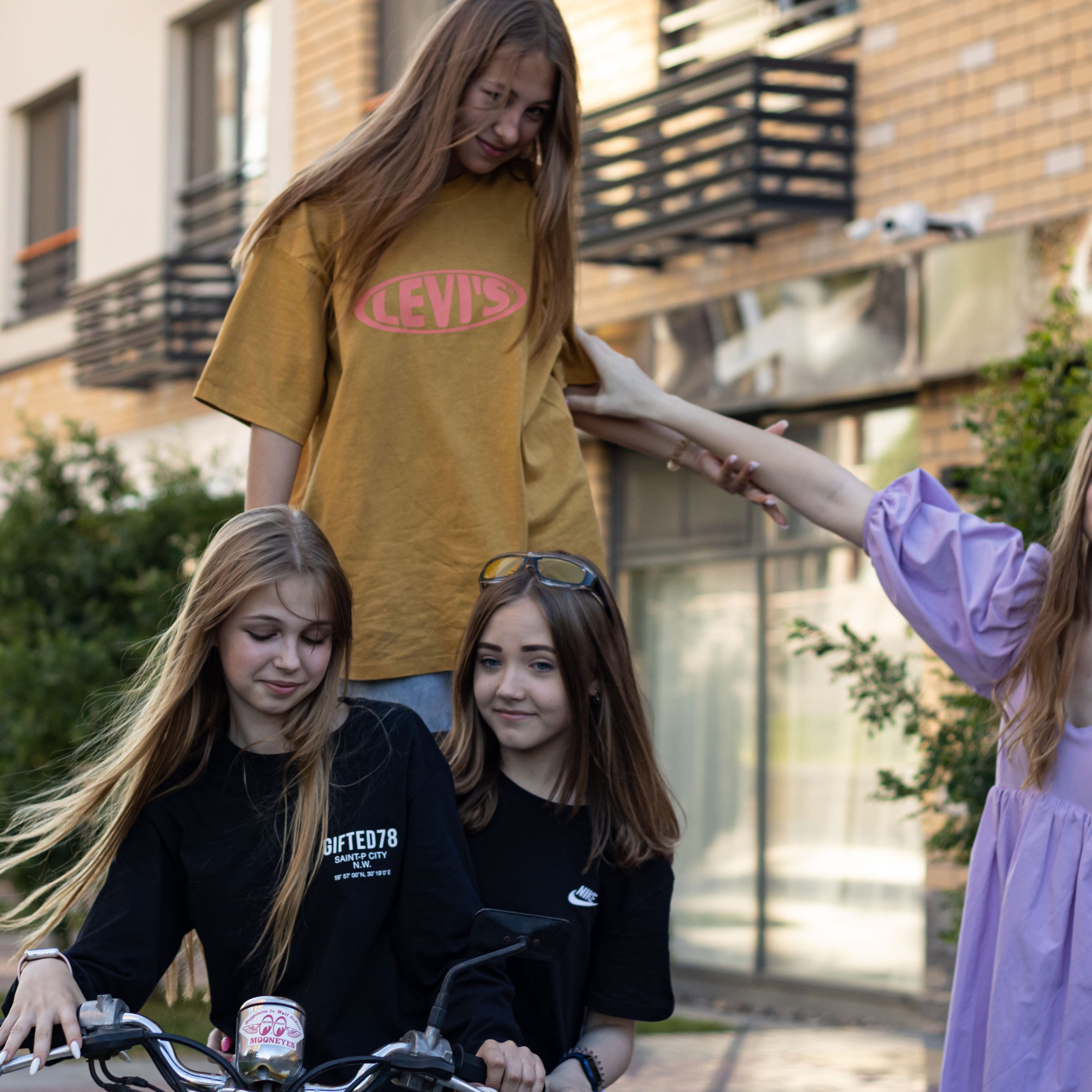 Прогулка подружек. Фотограф в Тюмени Вера Ильинова