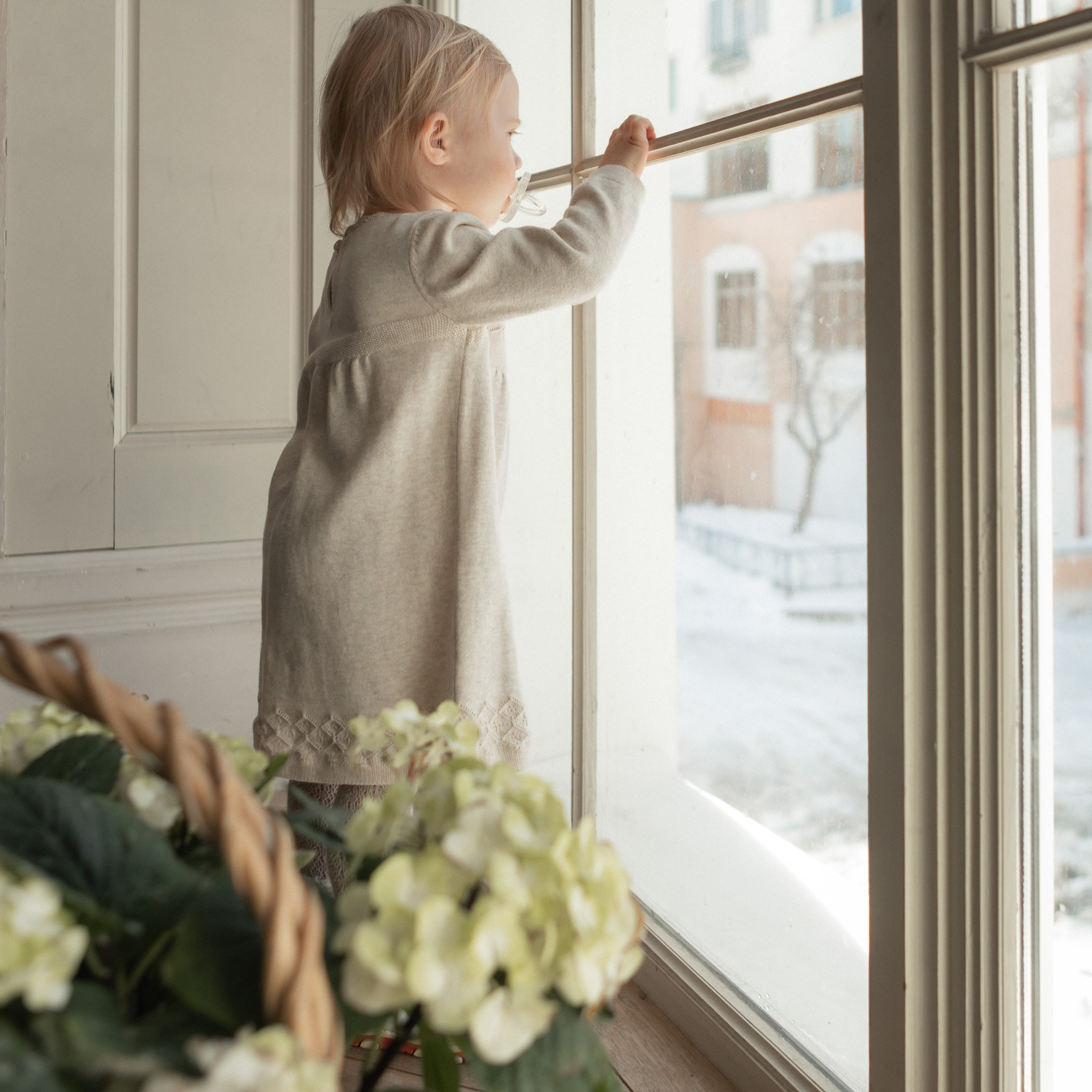 в студии с цветами