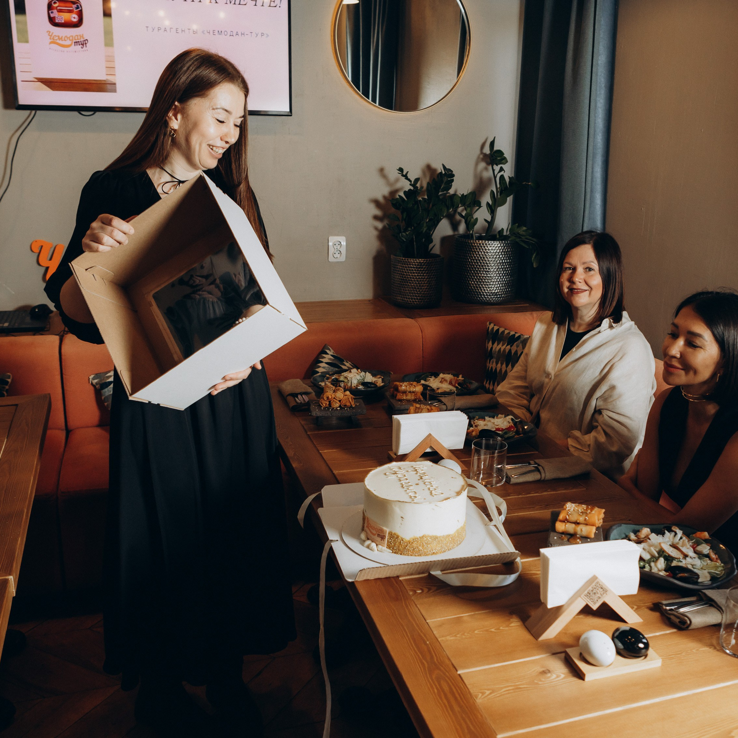 Репортажная, выпускной в турагенстве. Фотограф в Тюмени Вера Ильинова