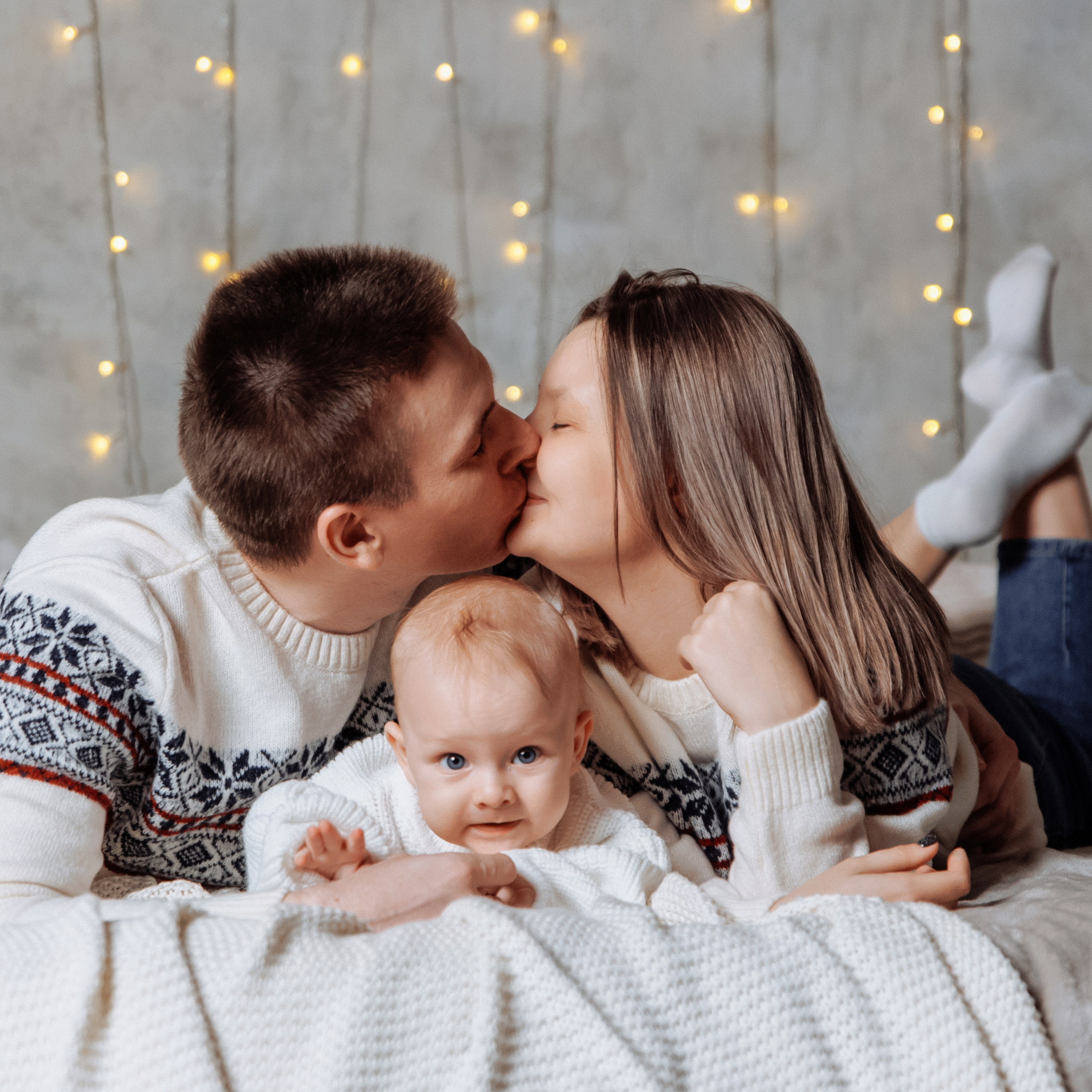Семейная фотосессия с малышом вид сверху в новогодней фотостудии Ростов
