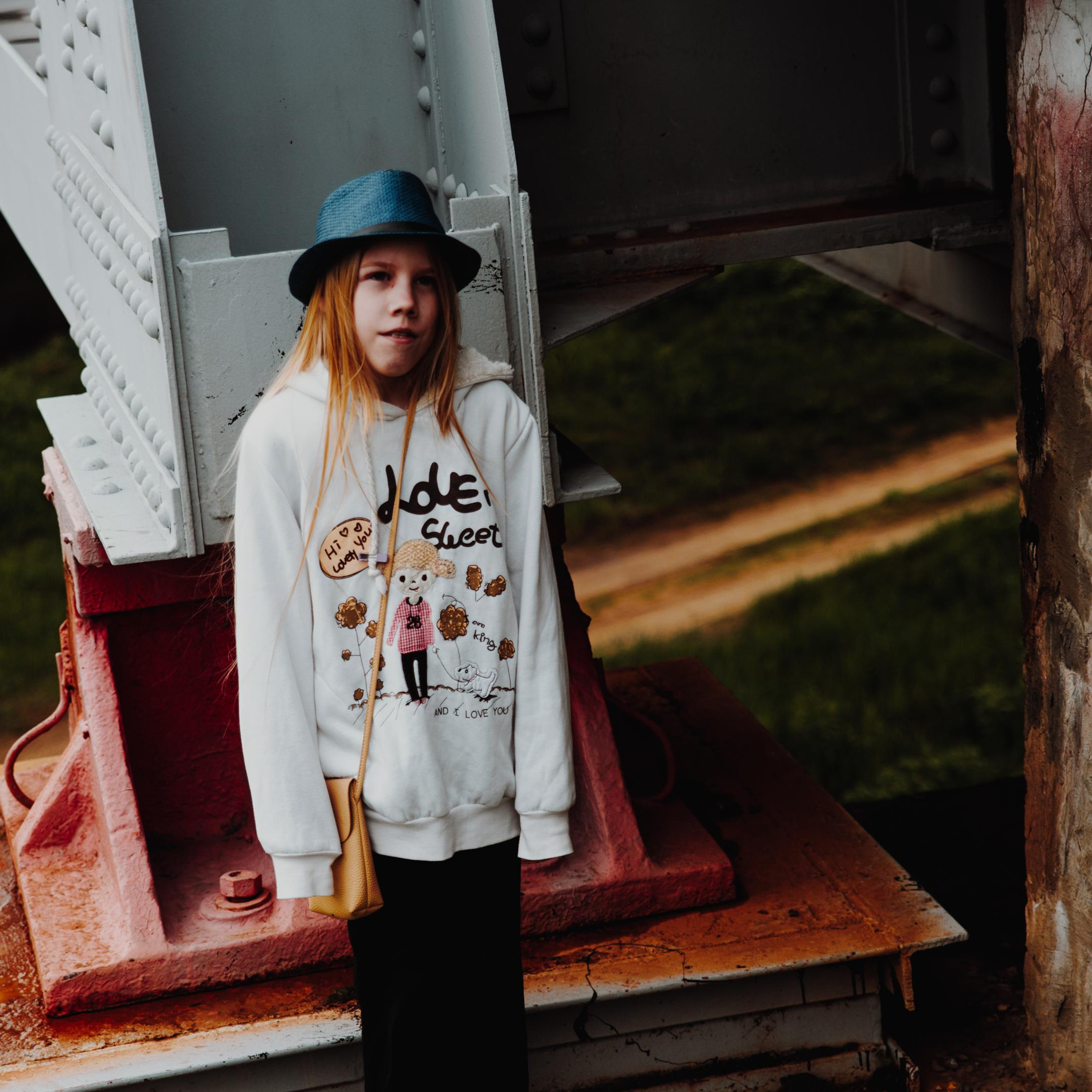 Женя, съемка на жд мосту