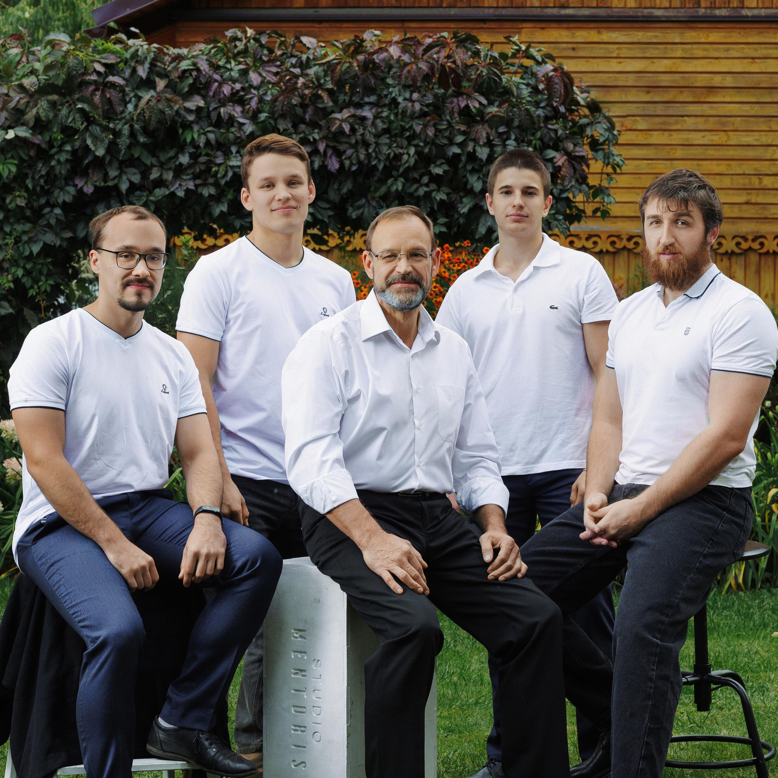 Семейные фото во дворе дома