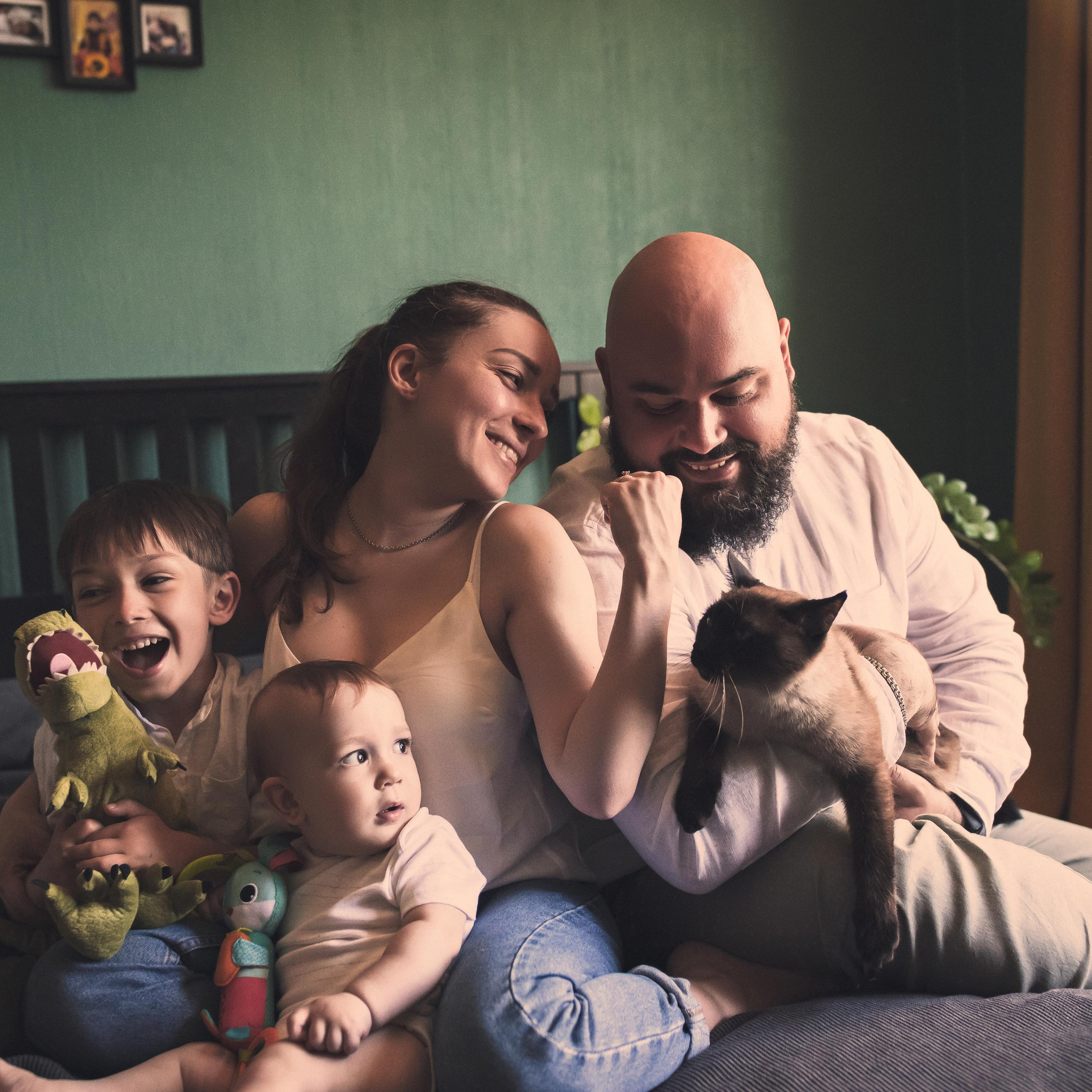 Домашняя фотосессия с зелёными стенами