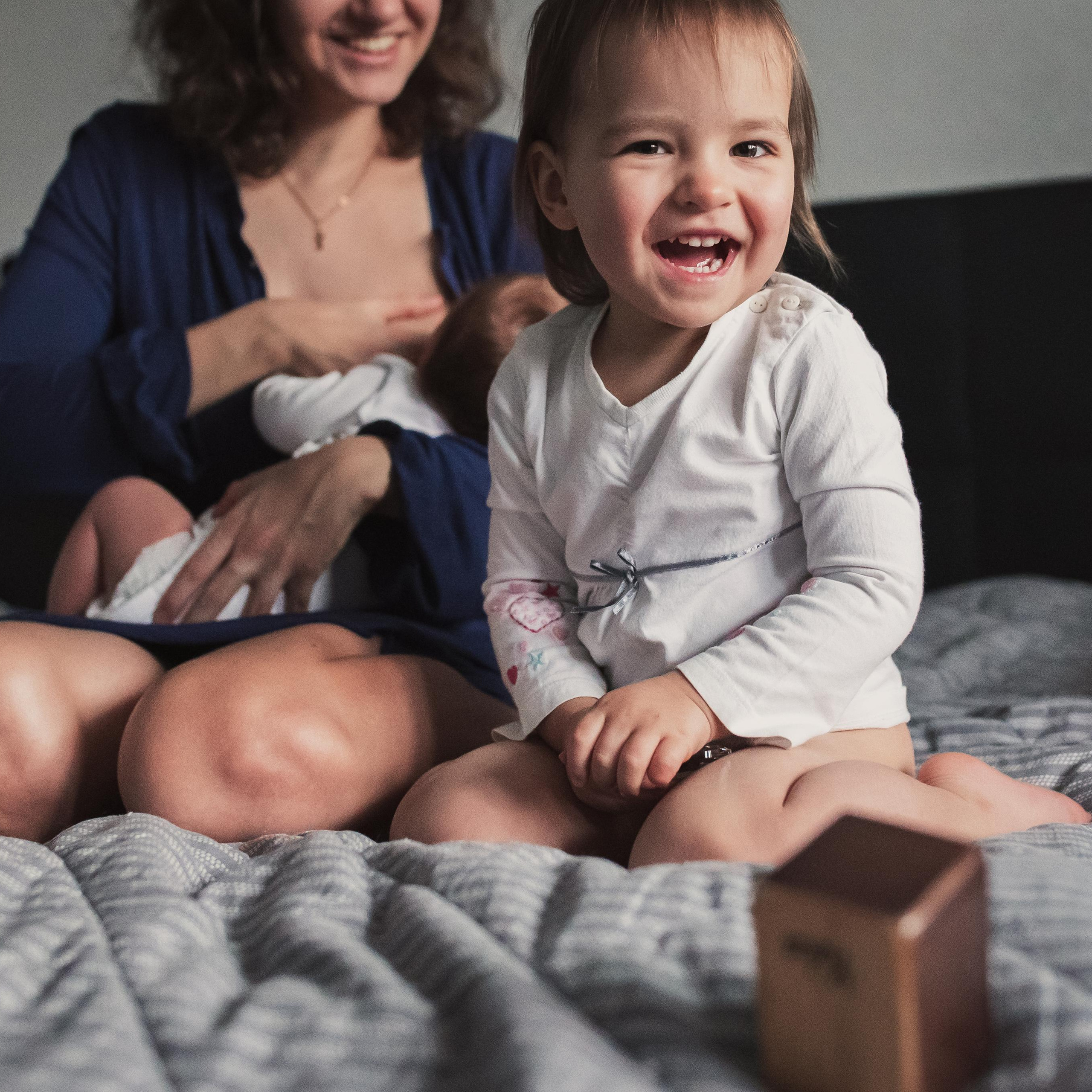 Домашние фото с месячным малышом и двухлеткой