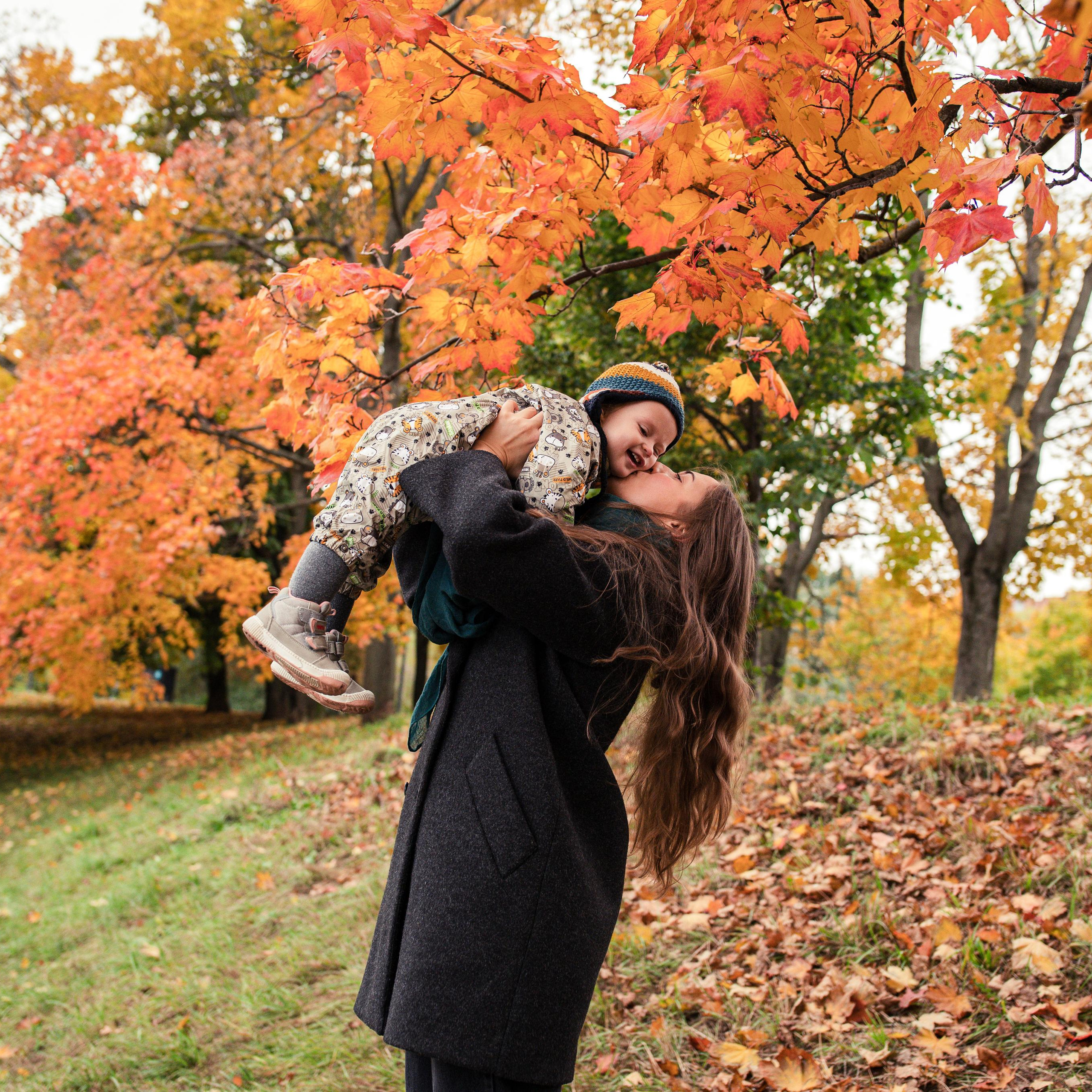 Осенняя фотопрогулка в парке «Дружба», мама с дочкой
