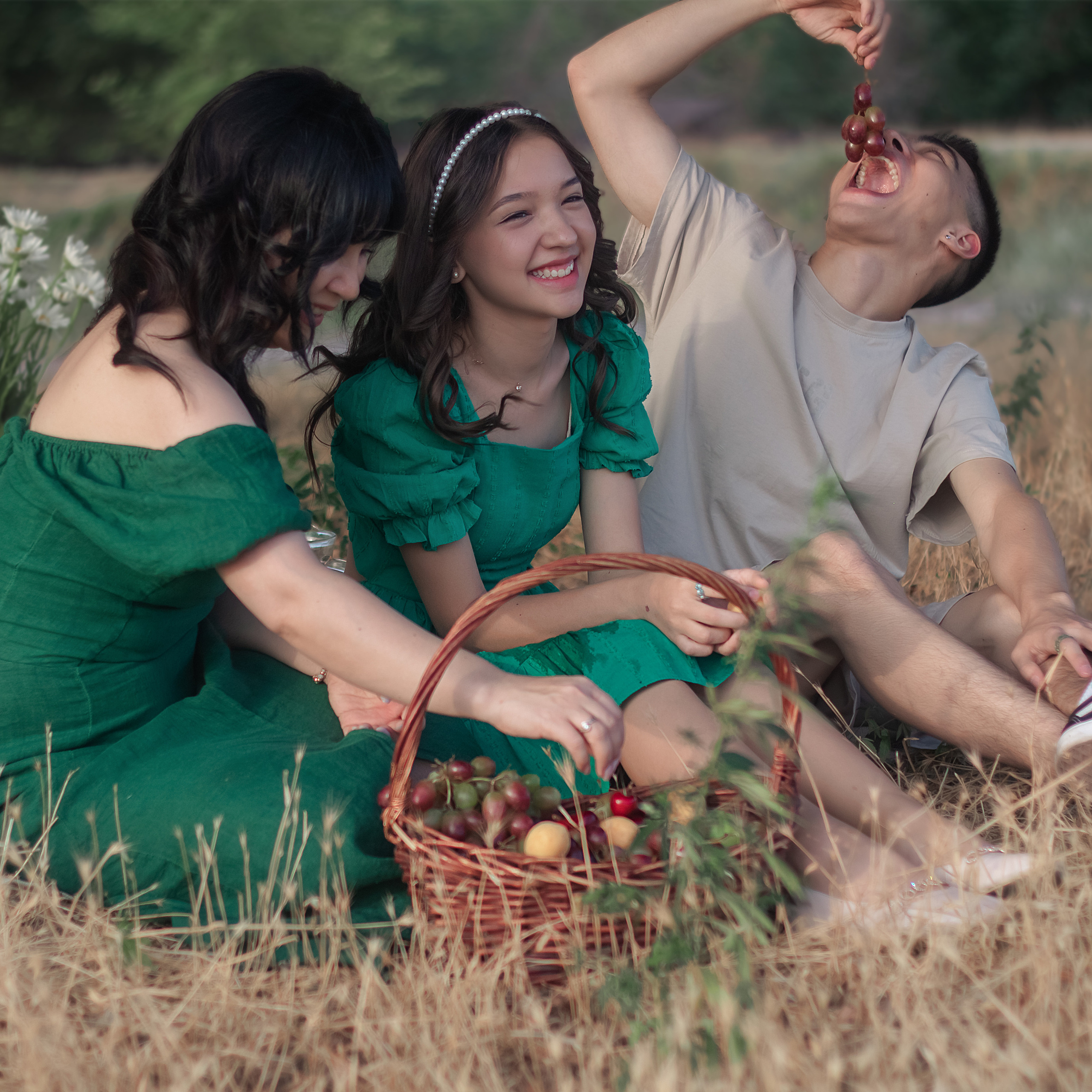 Зухра с детьми