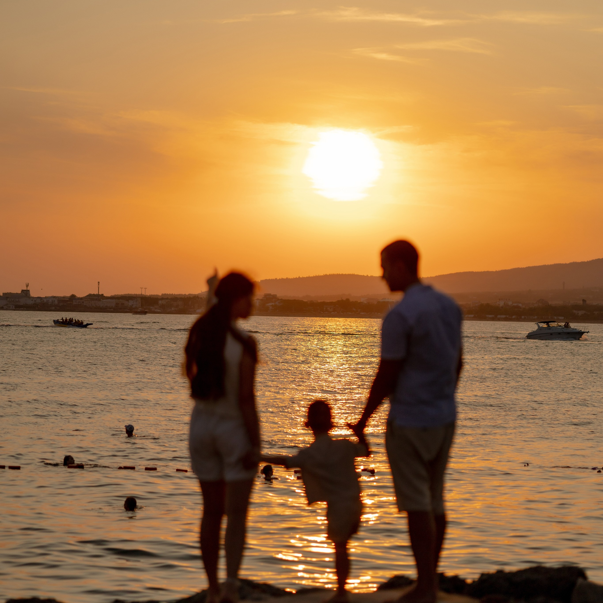 Закат на пляже Метрополь