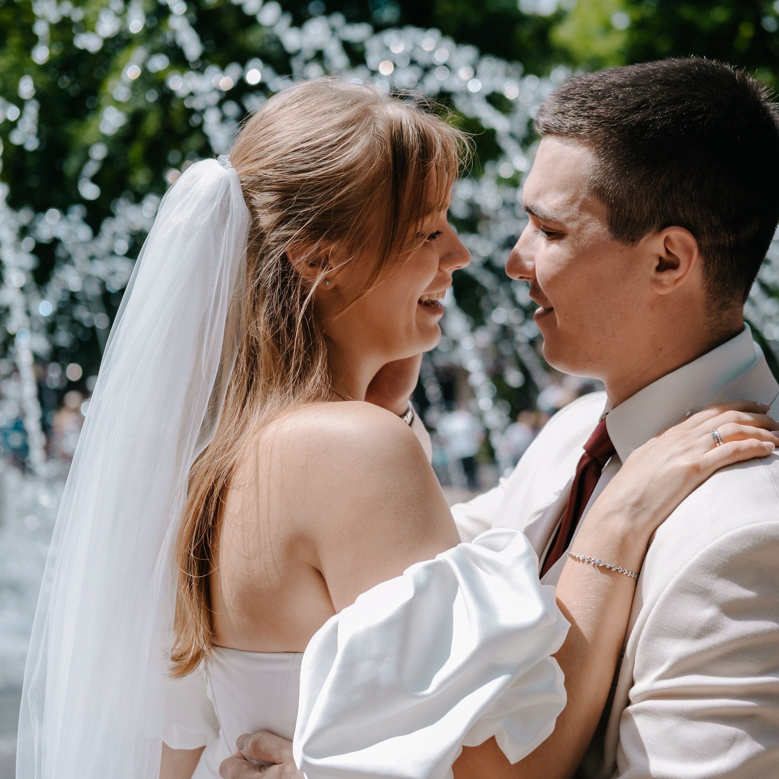 Побежали через фонтан?