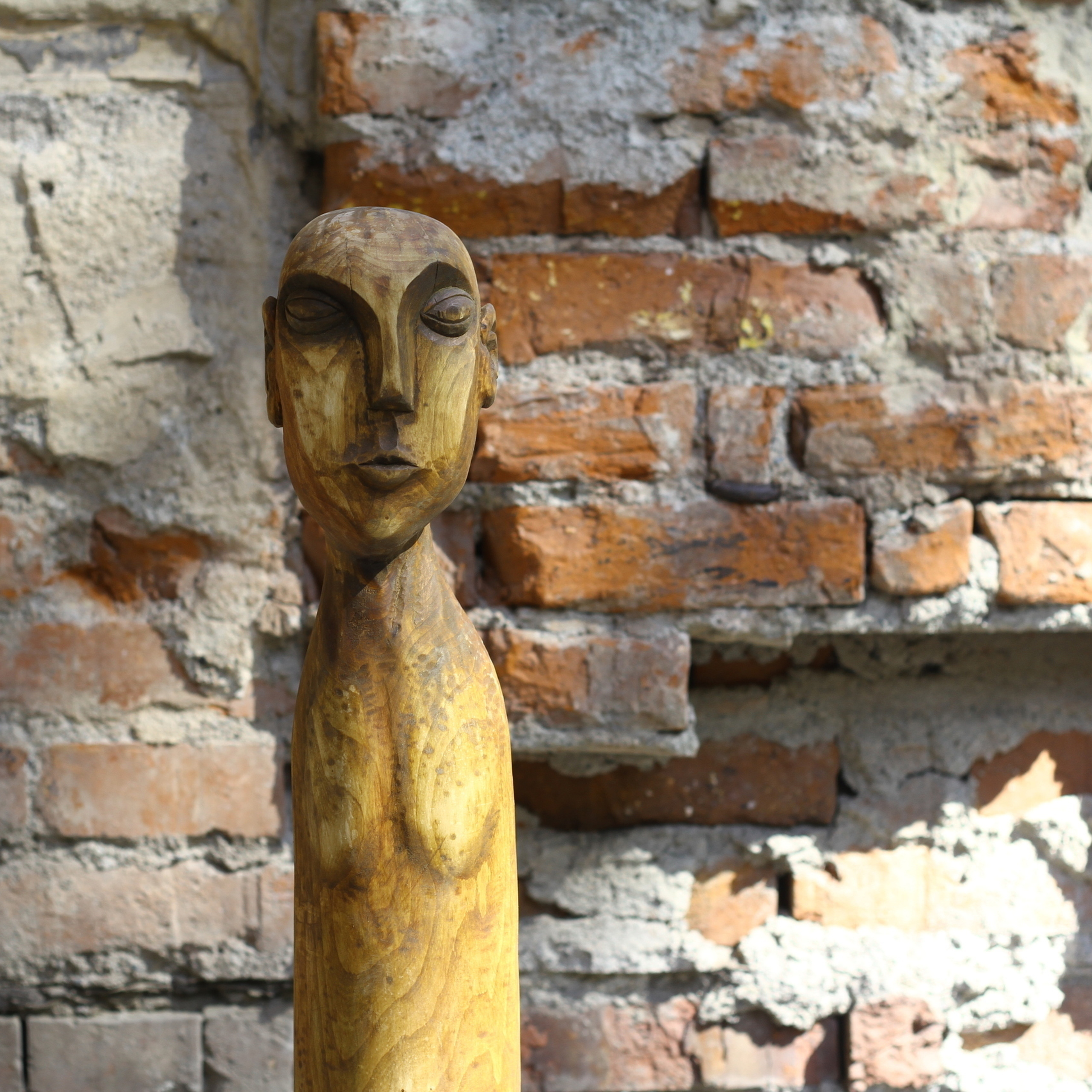 Стоящий мальчик