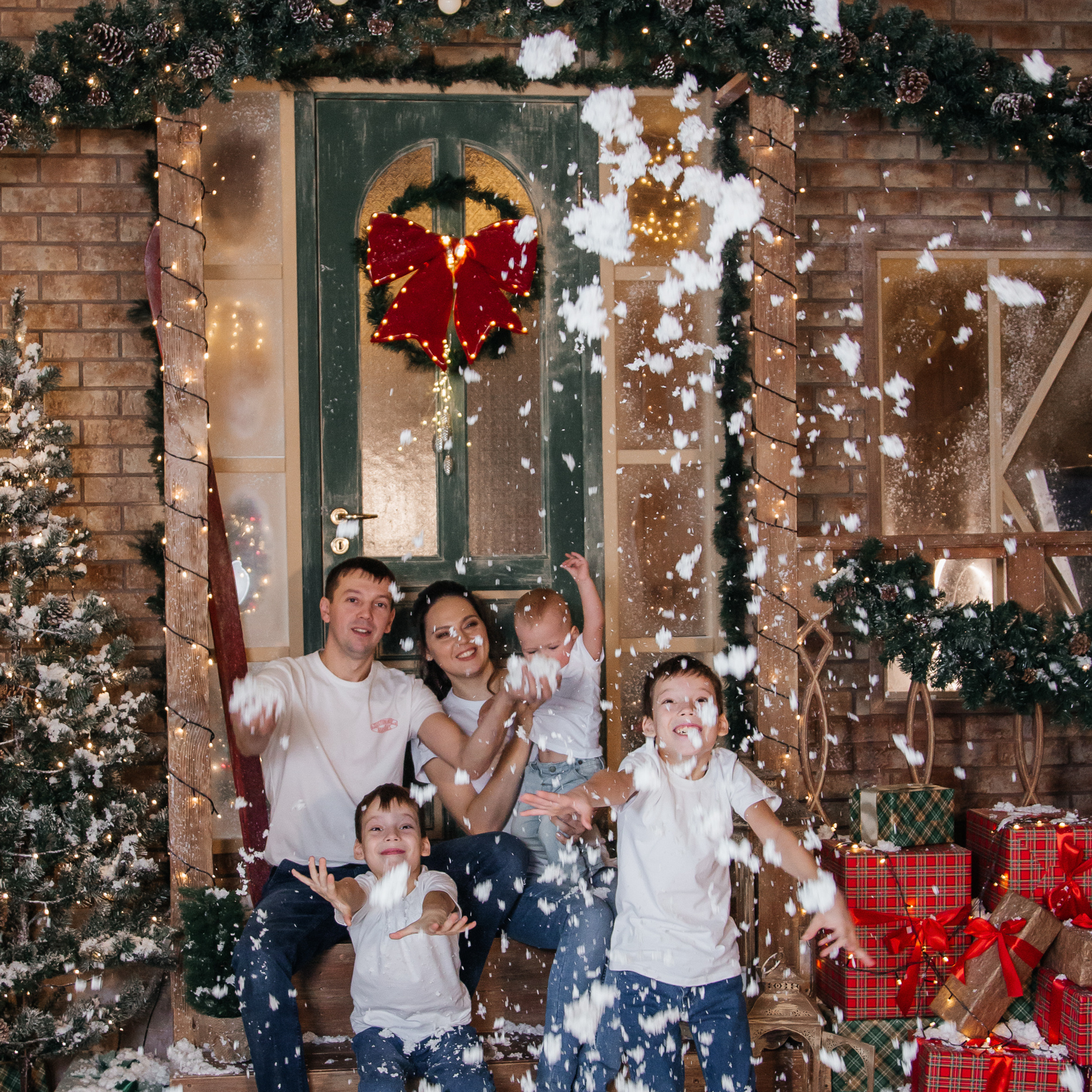 Семейная фотосессия в фотостудии Зазеркалье