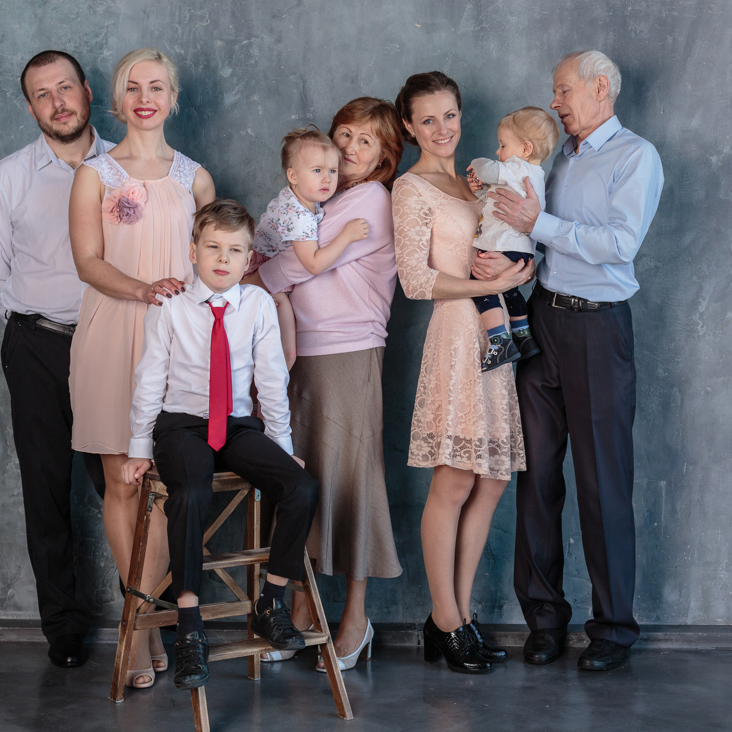 Съемка большой семьи в фотостудии Main