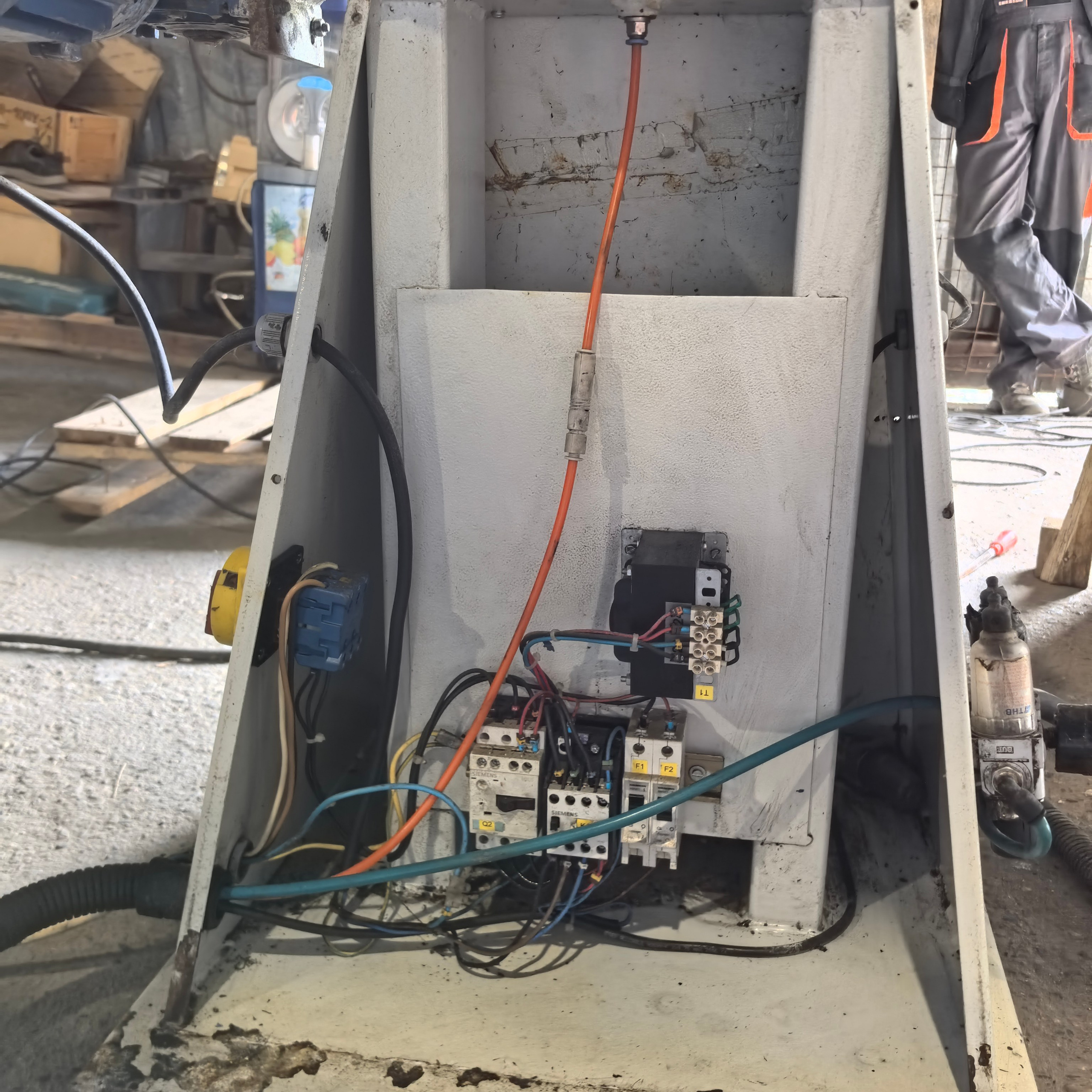 Автоматический поворотный стол с присосками