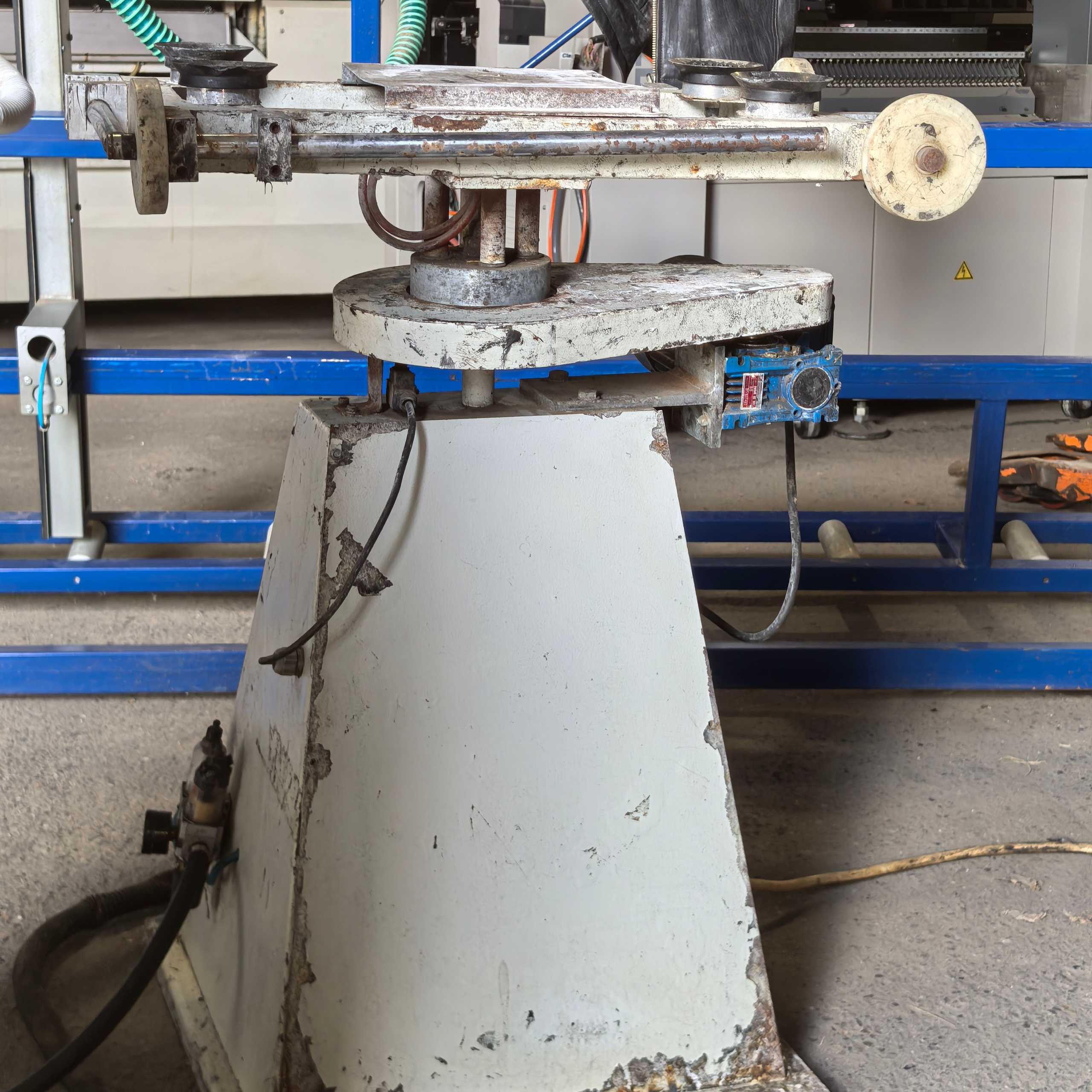 Автоматический поворотный стол с присосками