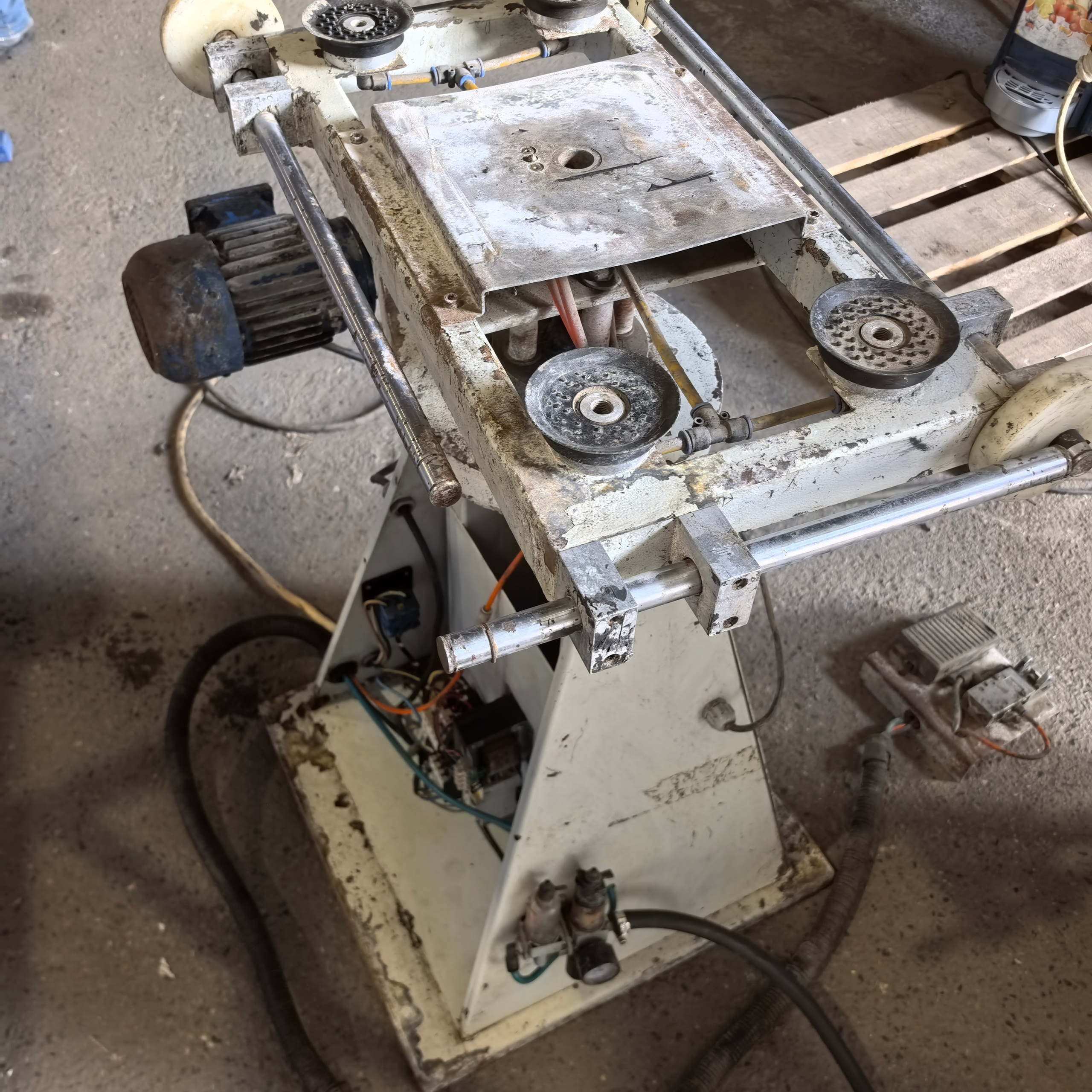 Автоматический поворотный стол с присосками