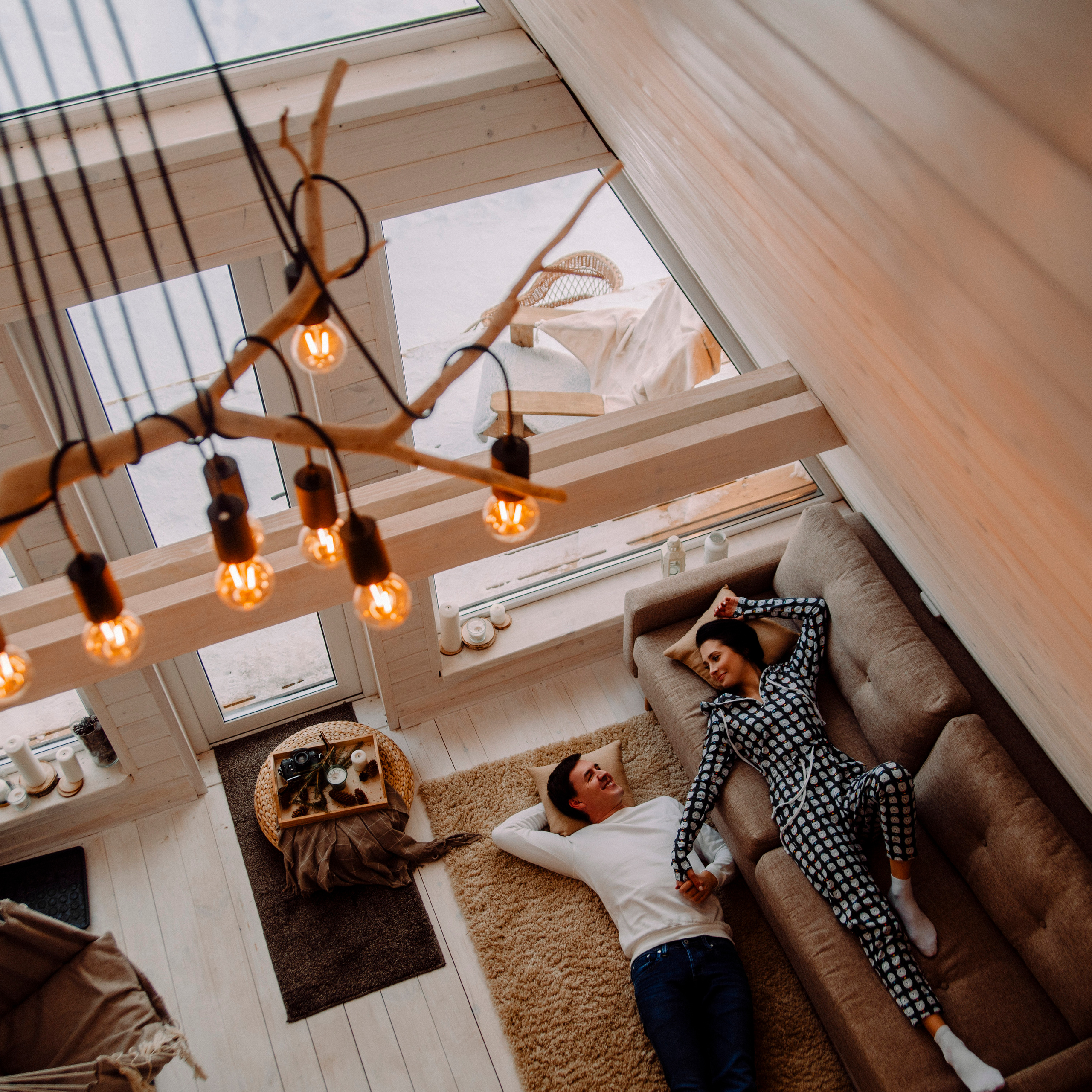 Даша и Миша в зимнем домике