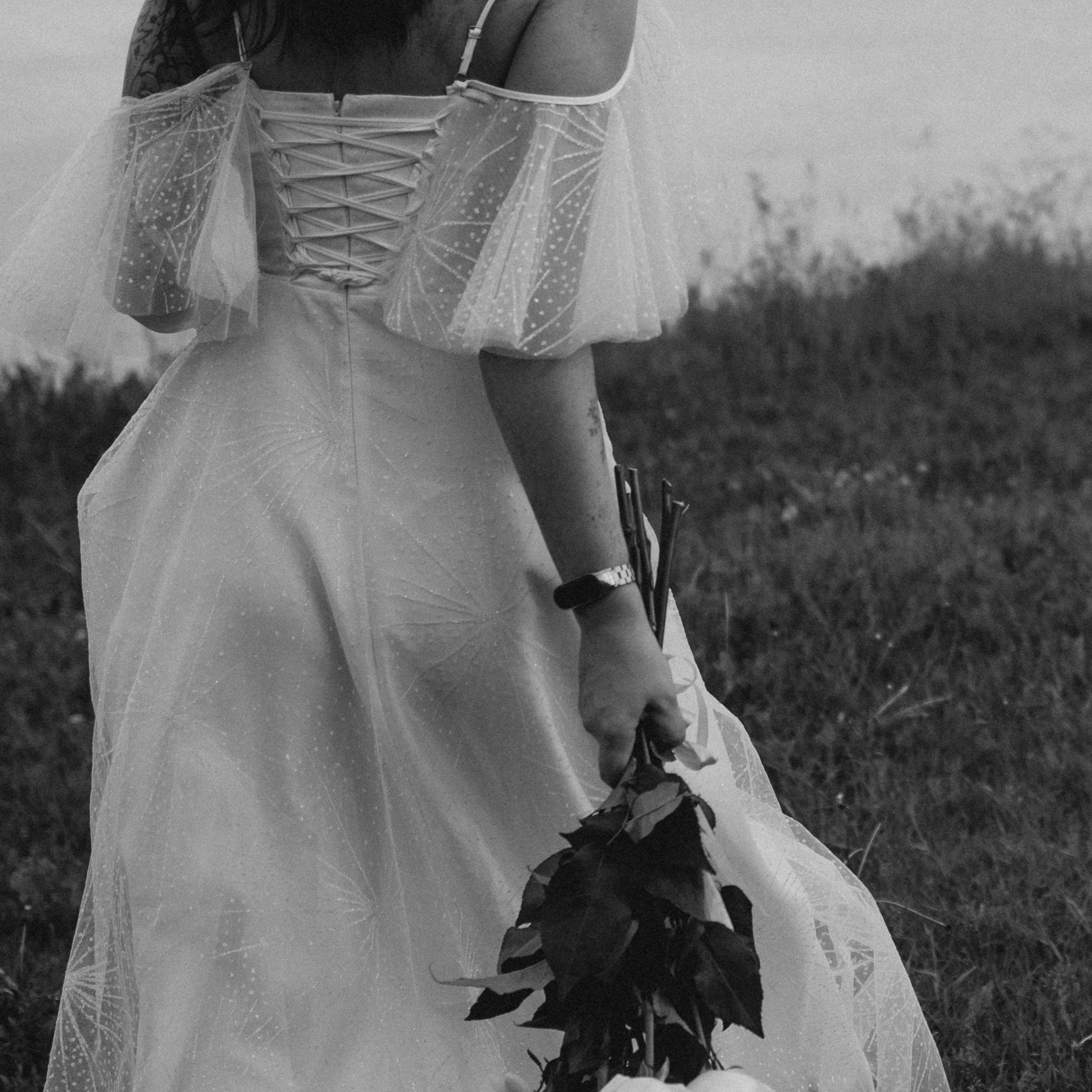 Свадебная прогулка около реки