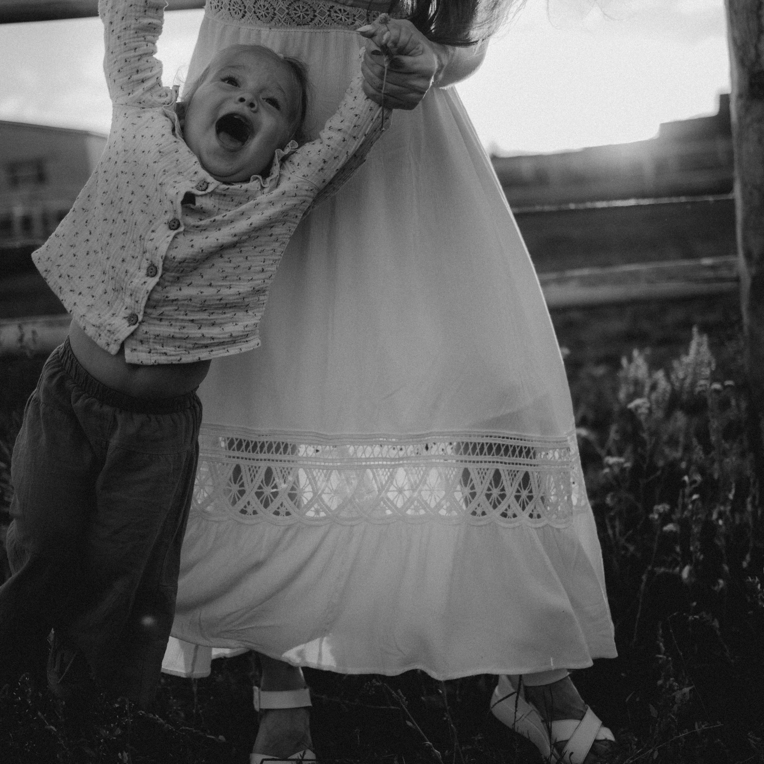 Мама и дочка на закате