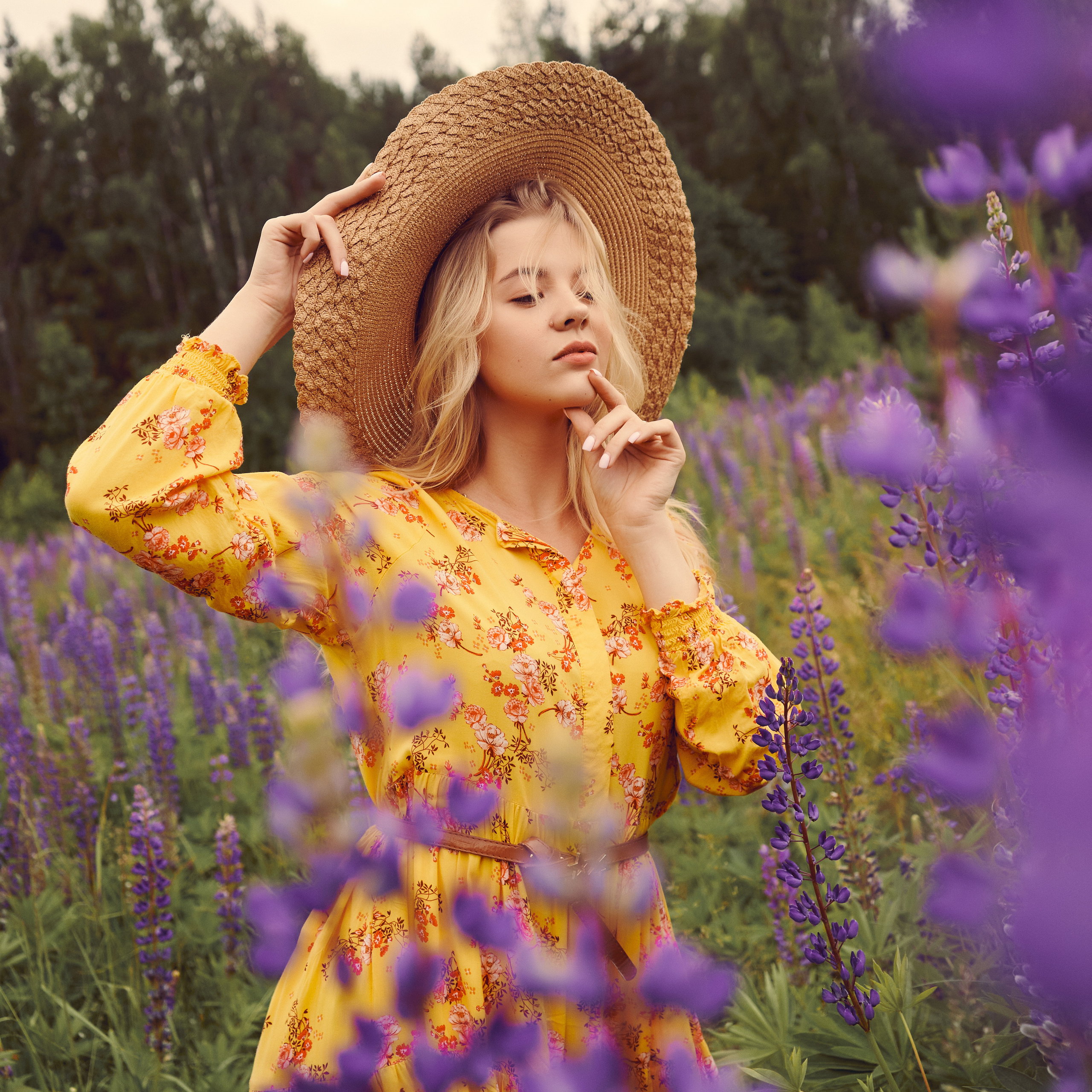 Летняя фотосессия в люпинах