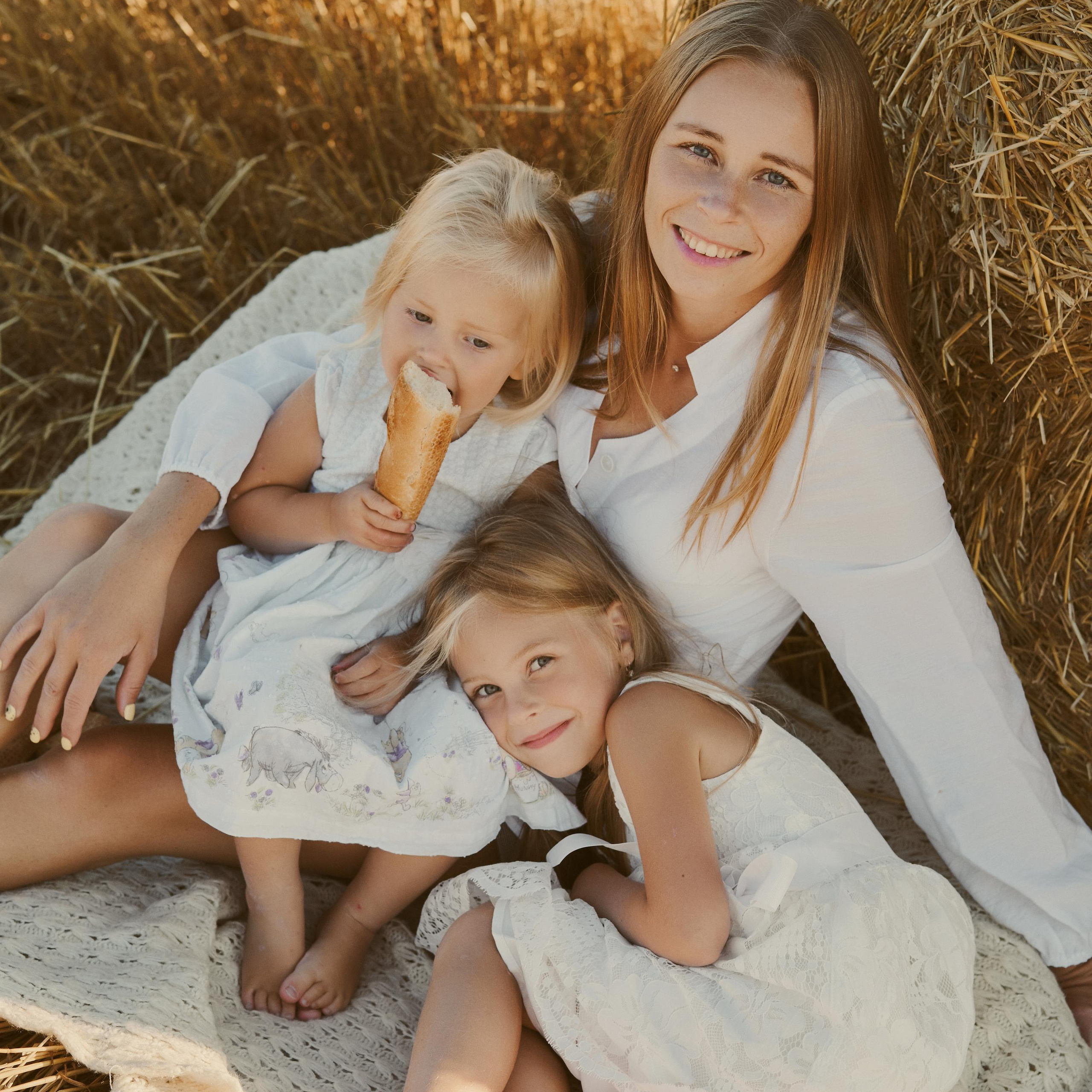 Осень. Поле. Стога сена.